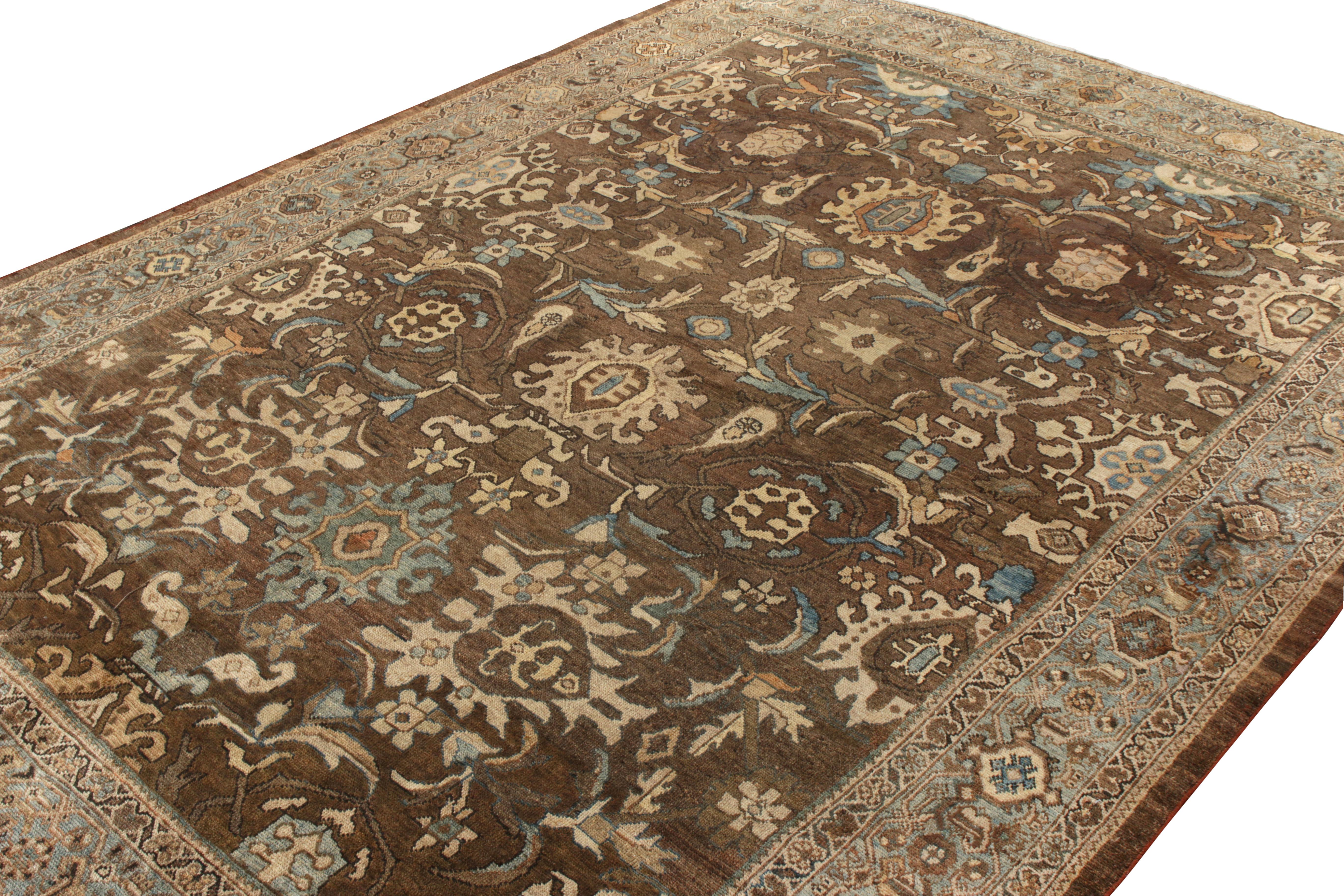 Handgeknüpfter Wollteppich, ein antiker Mahal-Teppich aus Persien, ca. 1920-1930. Das 8x12 große Stück gehört zur Antique & Vintage-Kollektion von Rug & Kilim und besticht durch eine Mischung aus geometrischen und floralen Mustern in seltenen
