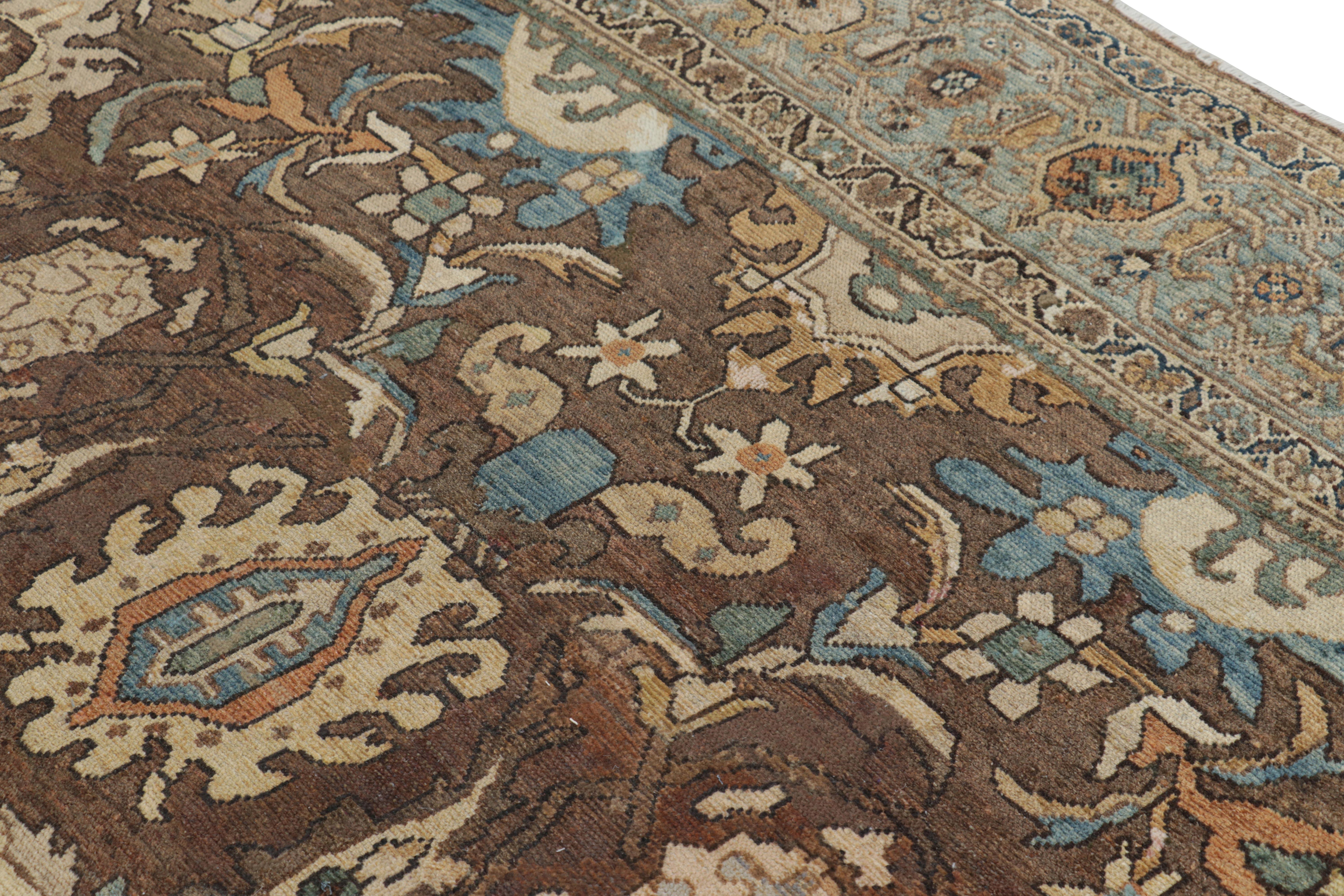 Persiano Tappeto persiano Mahal antico in marrone, con fiori beige e blu da Rug & Kilim in vendita