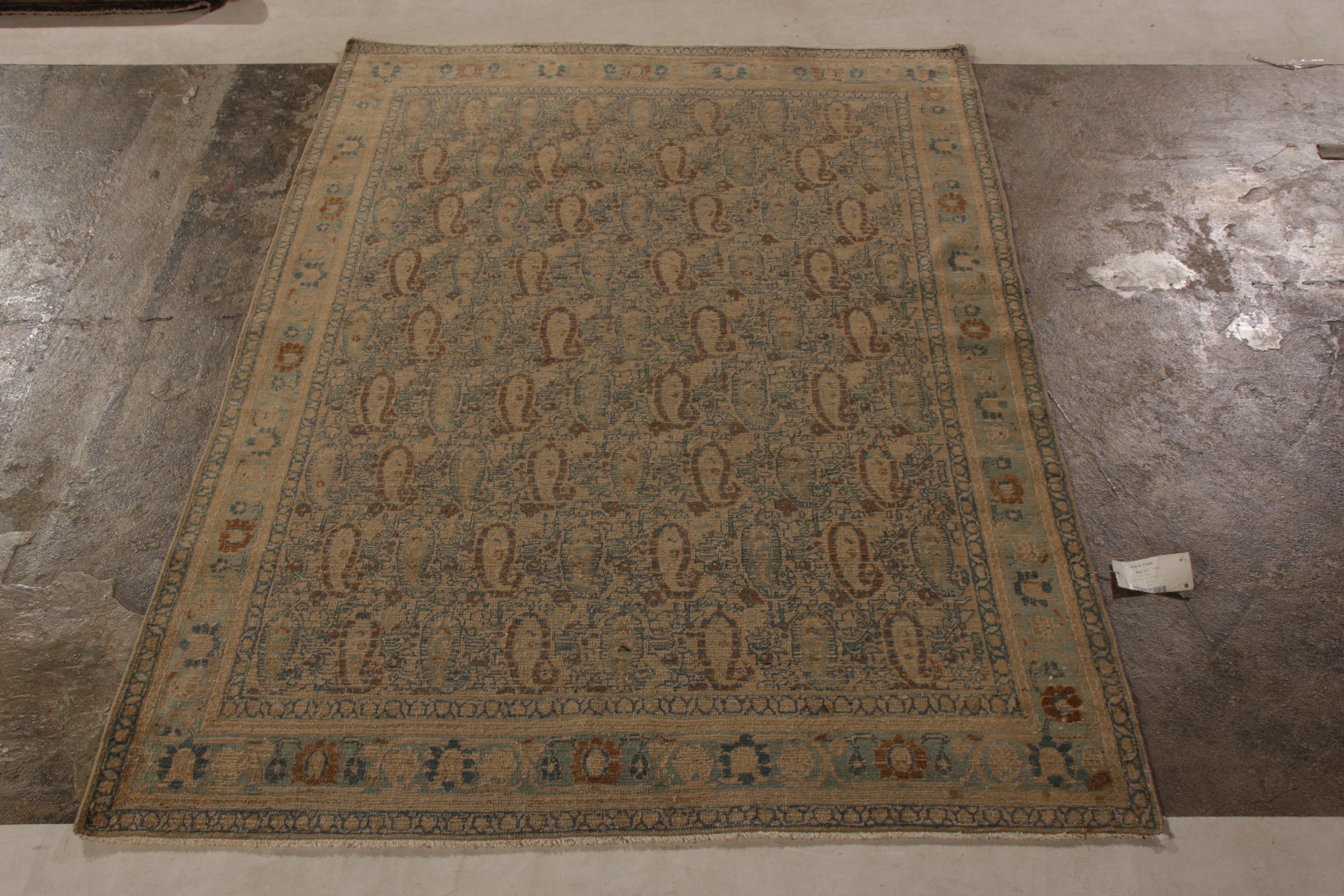 Ein verlockendes Spektakel raffinierter Wollkunst aus der Zeit um 1920-1930, das eine glückliche Verbindung von geometrischem Design in einer üppigen beige-braunen und blauen Farbgebung für einen raffinierten Look bietet. Dieser antike