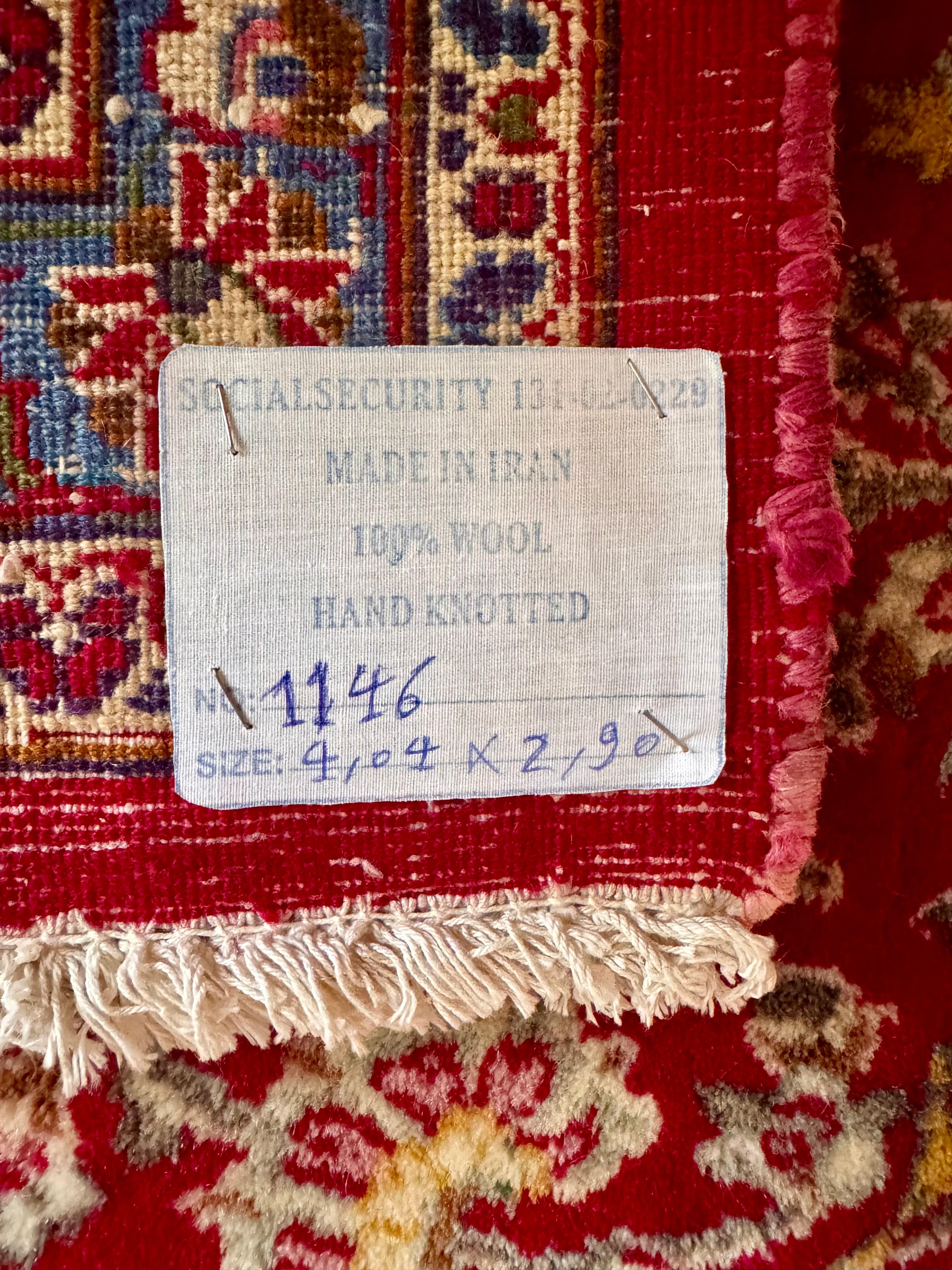 Tapis persan antique noué à la main

Ce magnifique tapis persan antique noué à la main, mesurant environ 4,04 mètres sur 2,90 mètres (159,8 pouces sur 114,2 pouces), illustre la riche tradition de l'artisanat iranien. Entièrement fabriqué en laine