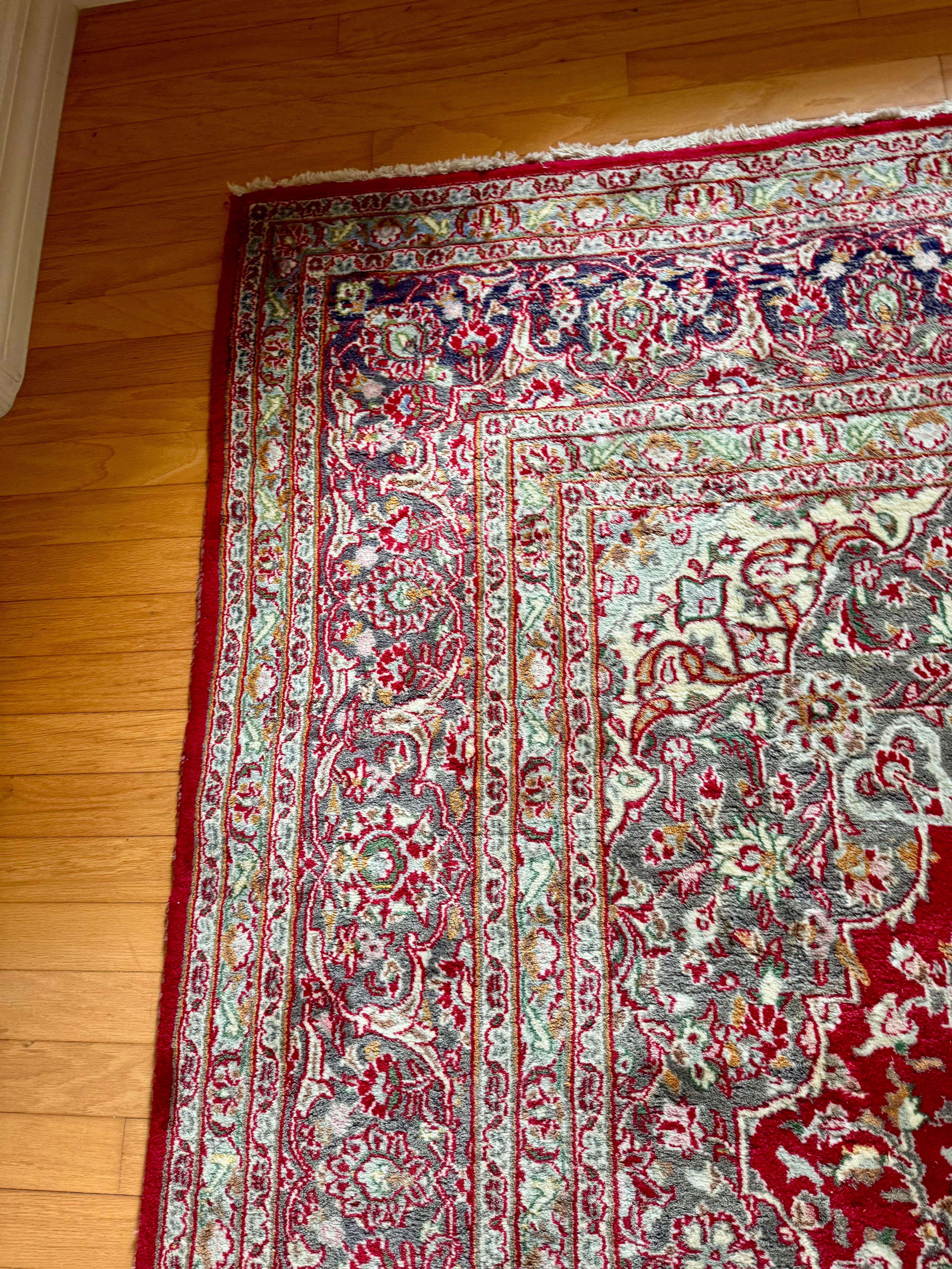 Perse Tapis persan ancien noué à la main en vente