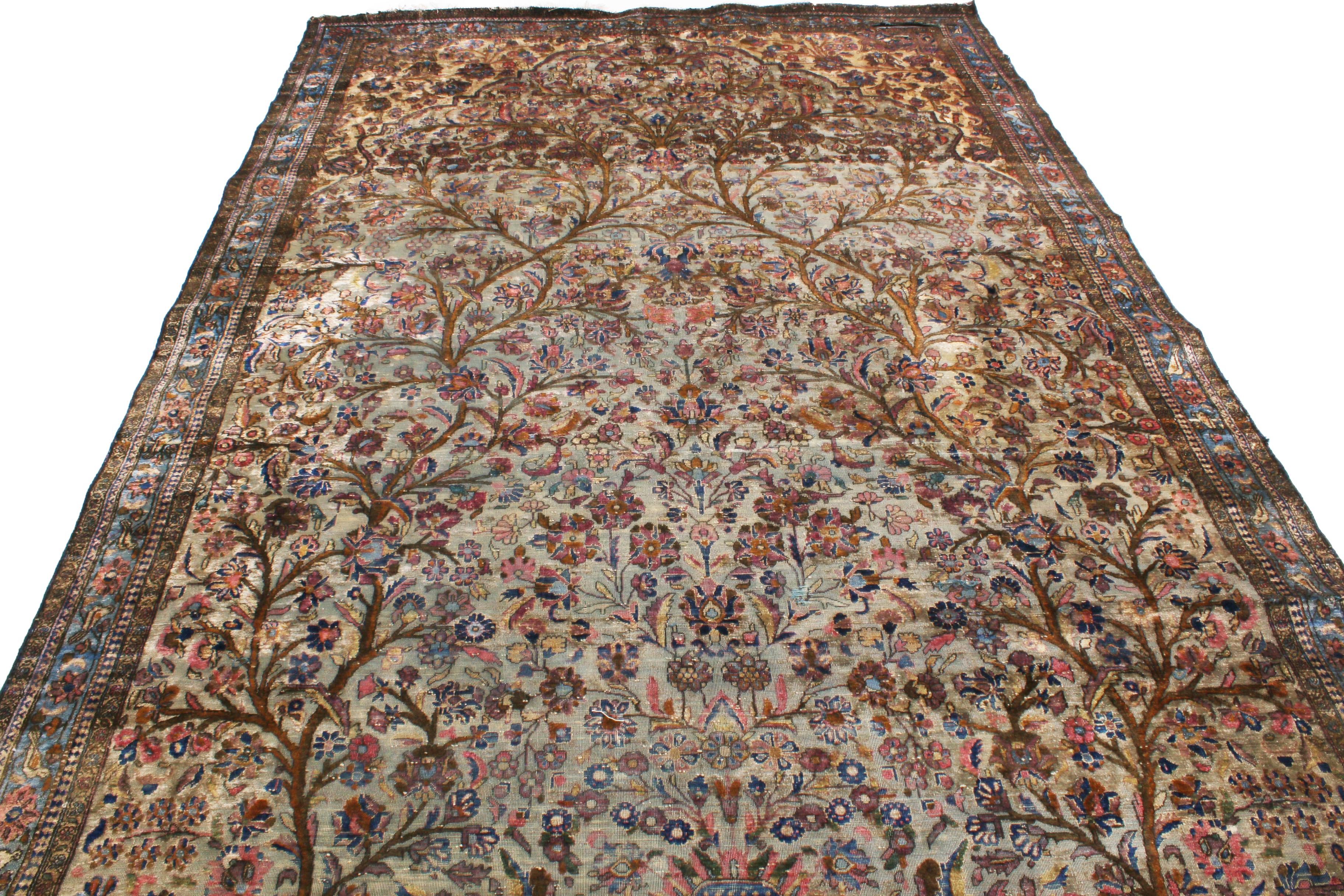 Dieser antike Perserteppich mit den Maßen 5x8 stammt aus der Zeit um 1920-1930 und zeigt ein luxuriöses, florales Muster in tiefen Blau- und Brauntönen, das dem Teppich eine besondere Tiefe verleiht. Zusätzlich zu seiner Seltenheit ist dieser Qum