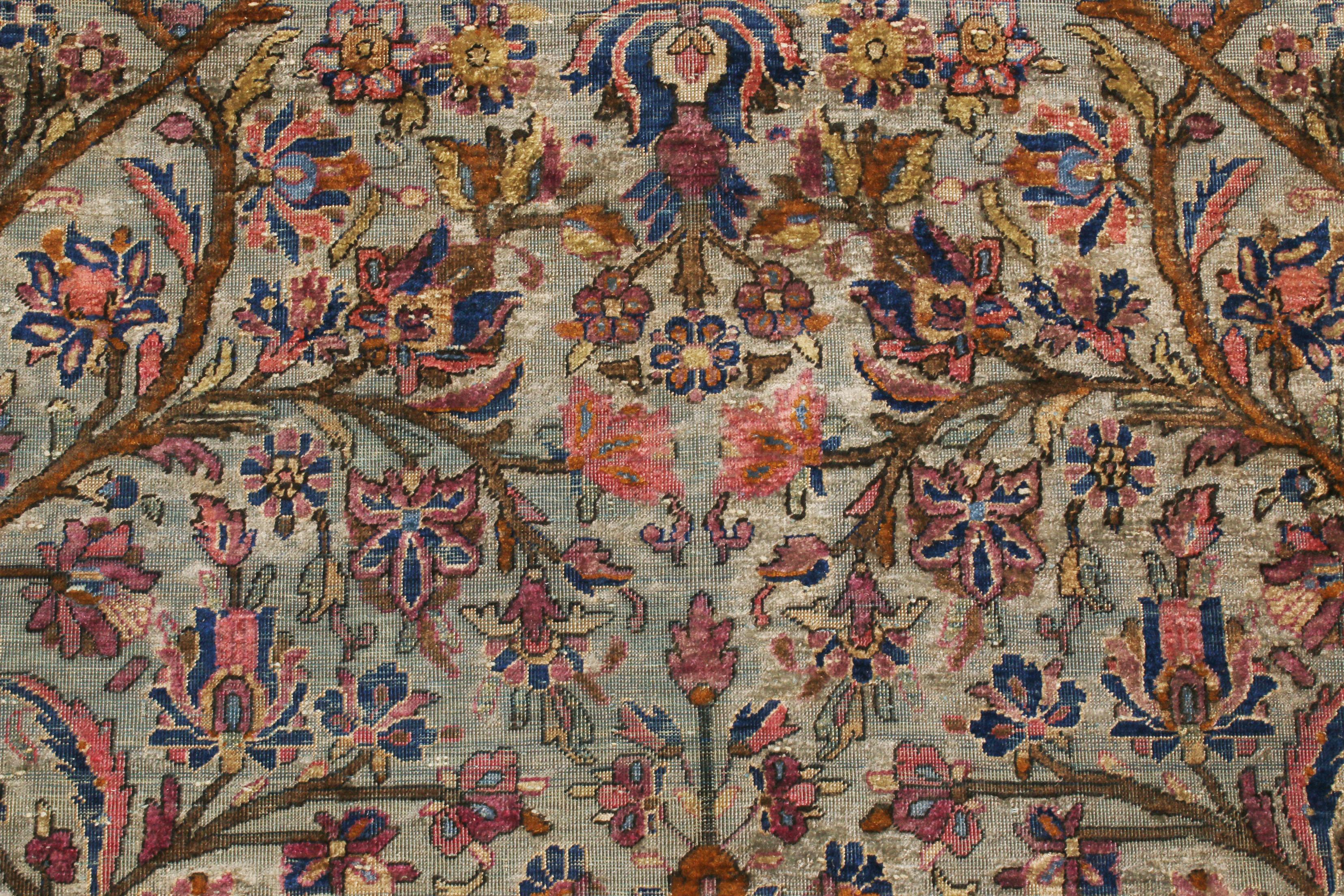 Handgeknüpfter antiker persischer Teppich in Beige-Braun mit Blumenmuster von Teppich & Kelim (Persisch) im Angebot