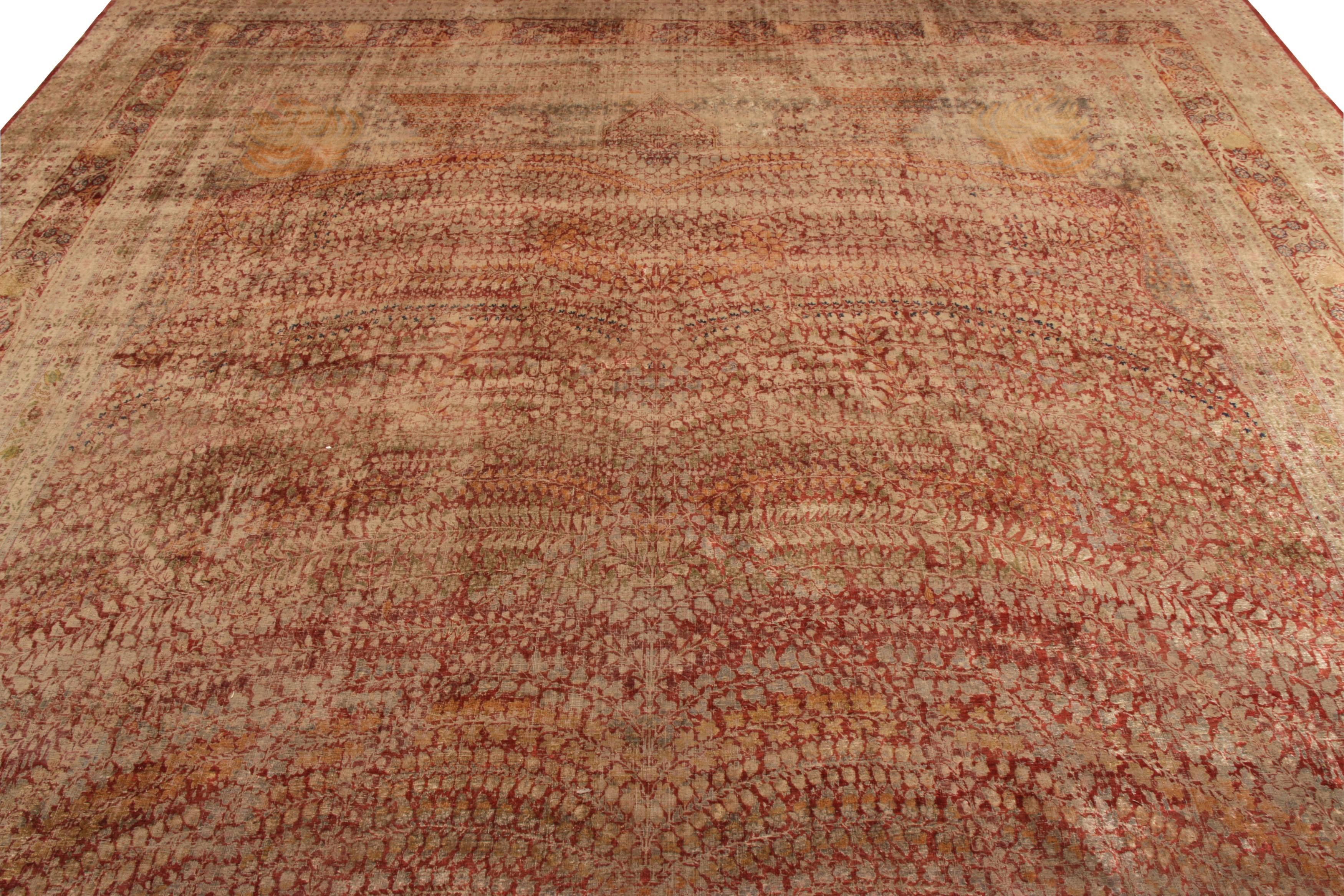 Handgeknüpfter antiker persischer Teppich in Rot und Beige mit Blumenmuster von Teppich & Kelim (Tabriz) im Angebot