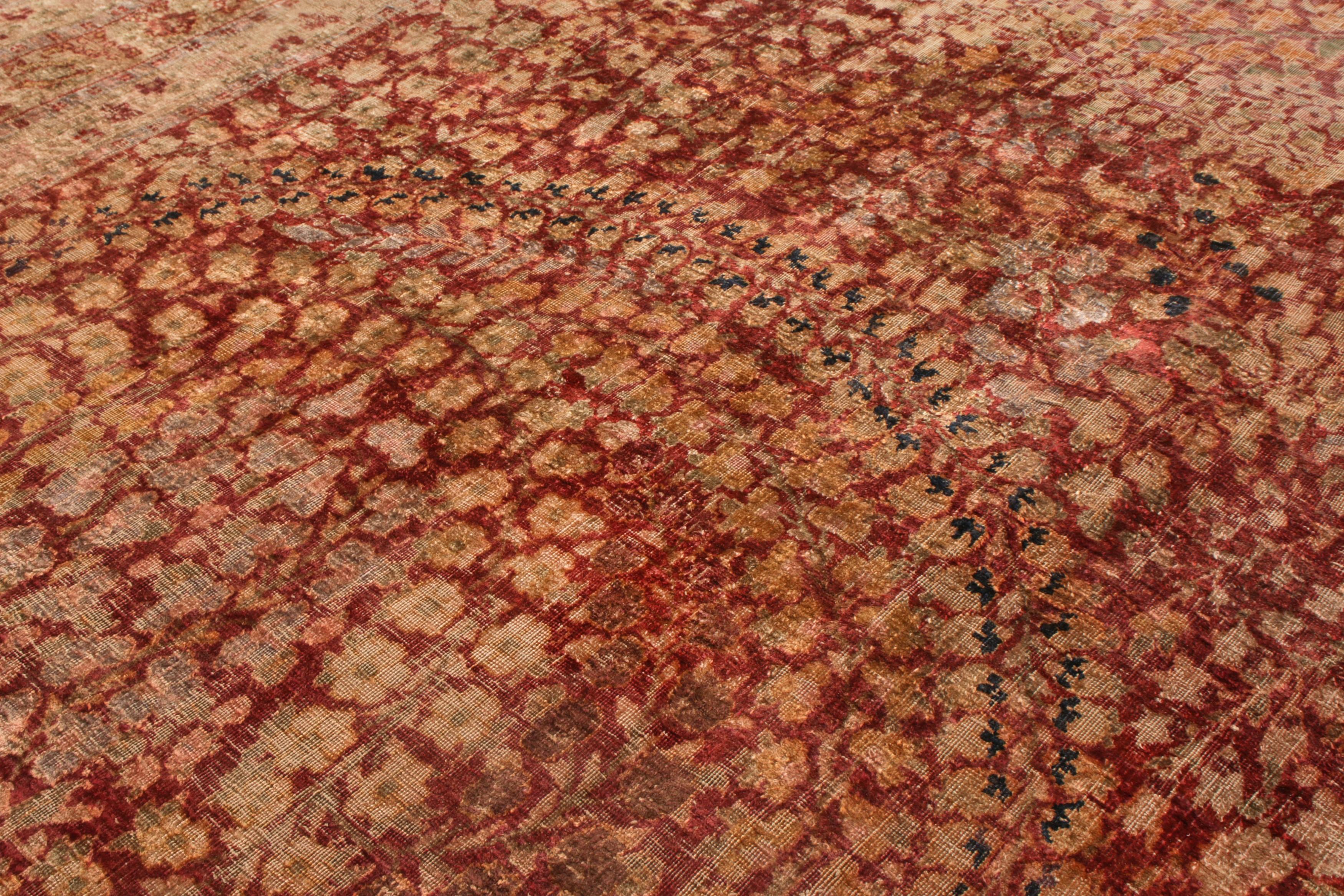 Handgeknüpfter antiker persischer Teppich in Rot und Beige mit Blumenmuster von Teppich & Kelim (Persisch) im Angebot