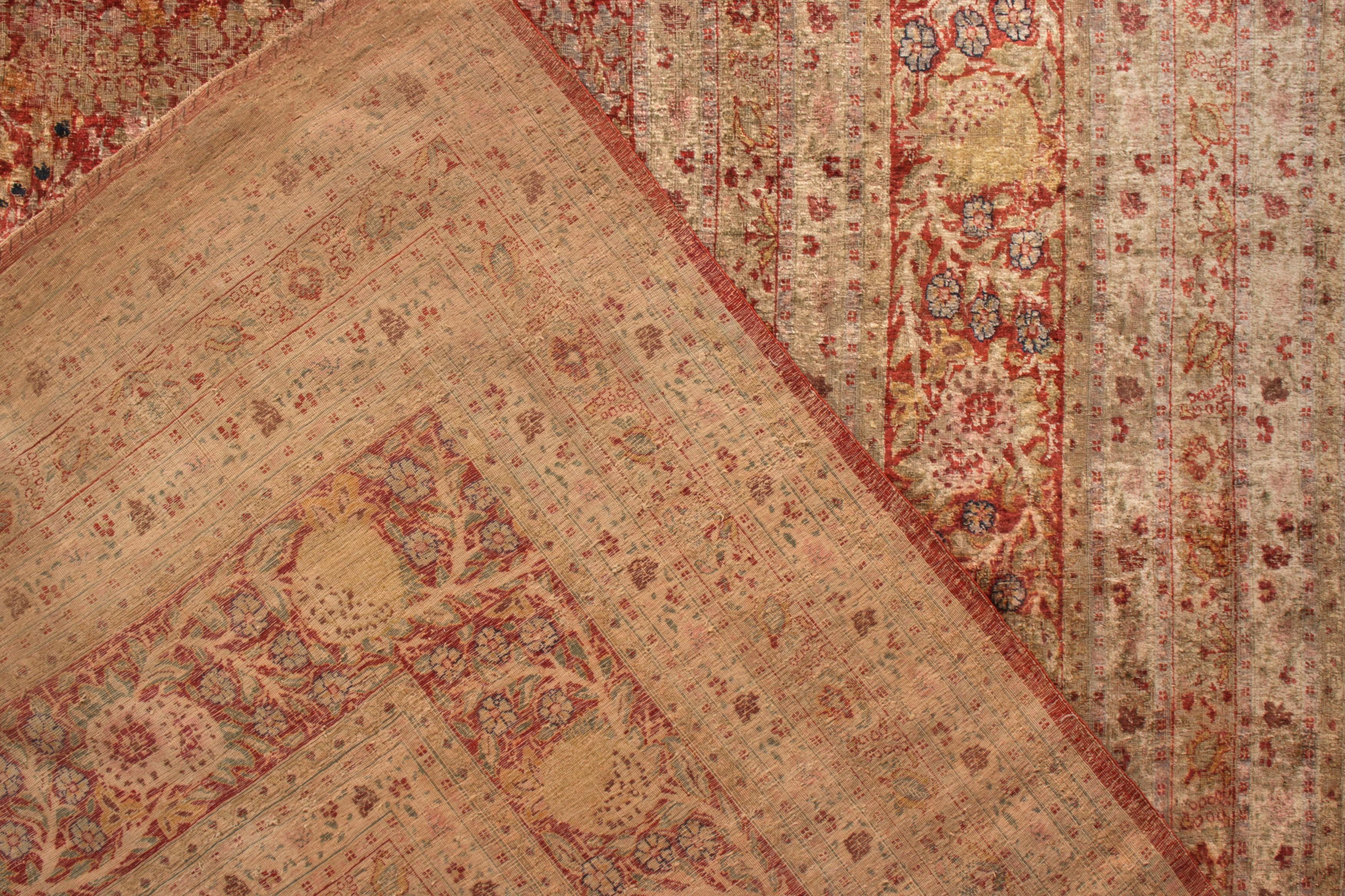 Handgeknüpfter antiker persischer Teppich in Rot und Beige mit Blumenmuster von Teppich & Kelim (Seide) im Angebot
