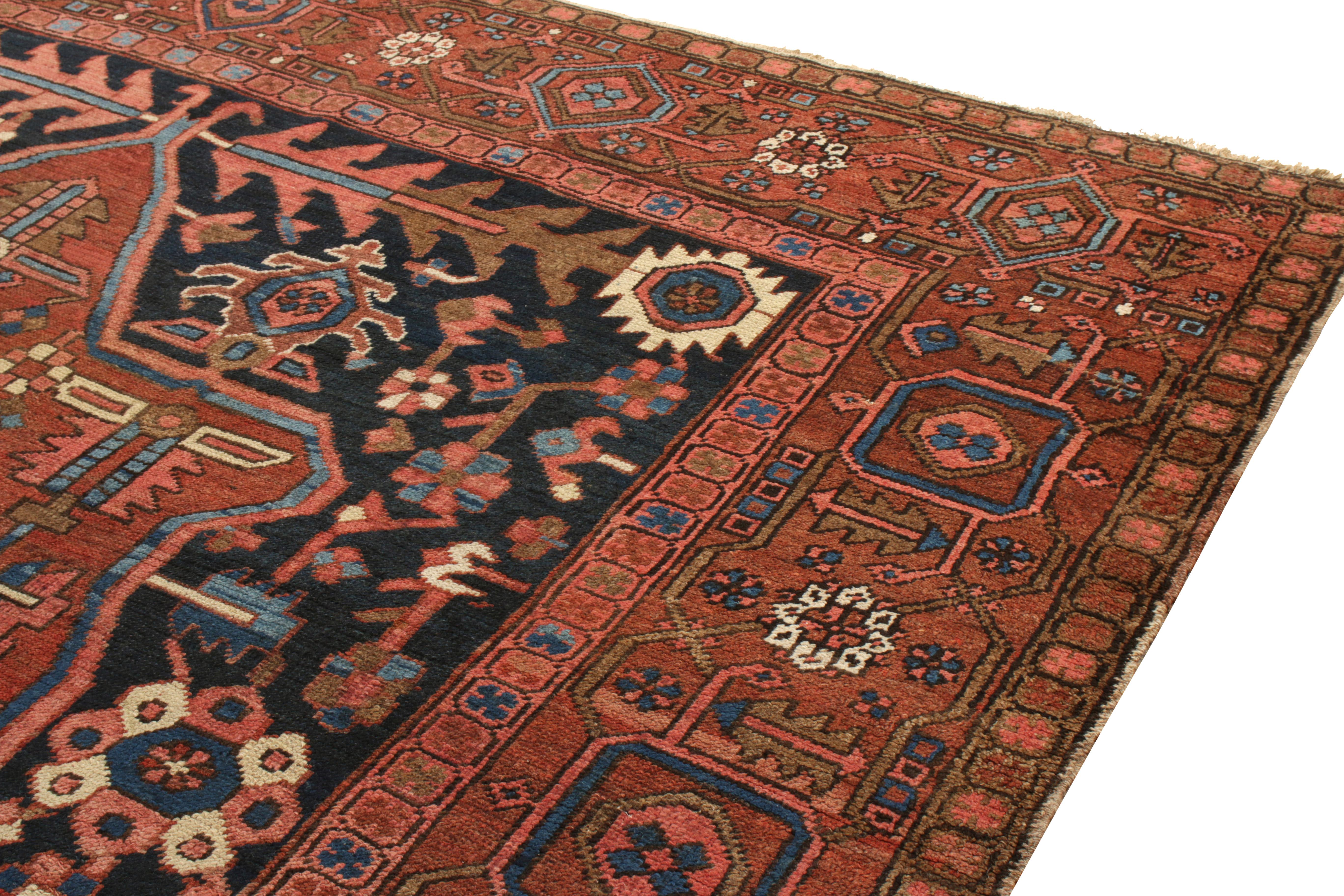 En una graciosa escala de 10x12, una alfombra Serapi antigua de lana anudada a mano, originaria de Persia hacia 1920-1930, se abre paso en la aclamada colección Antique & Vintage de Rug & Kilim. Adoptando los rasgos más célebres de este estilo, el