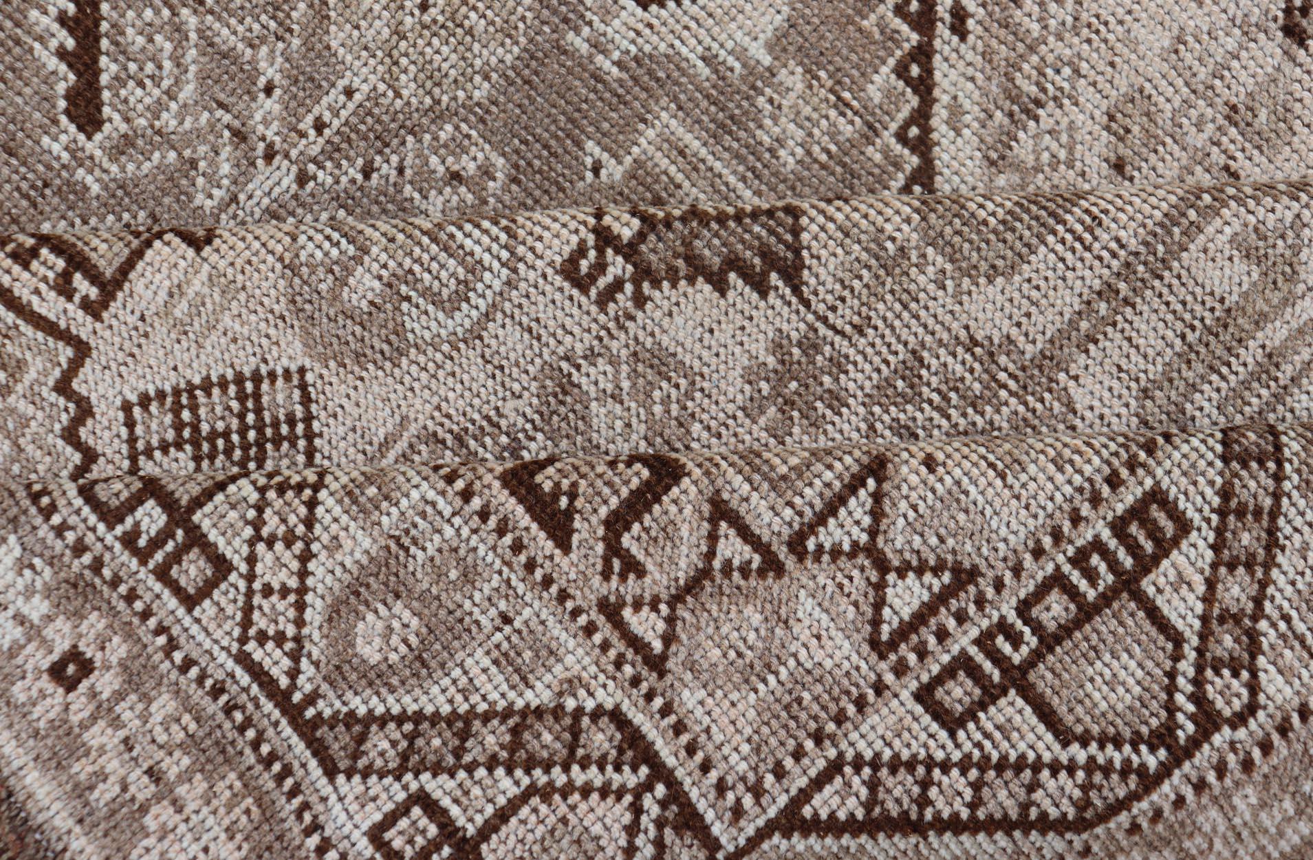 Handgeknüpfter antiker persischer Shiraz-Teppich mit geometrischen Stammesmedaillons im Angebot 4