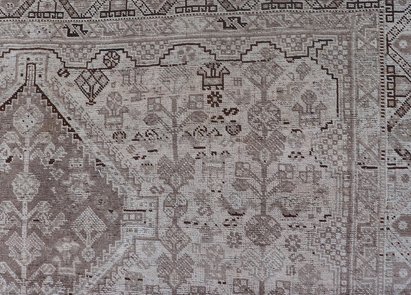 Handgeknüpfter antiker persischer Shiraz-Teppich mit geometrischen Stammesmedaillons (20. Jahrhundert) im Angebot