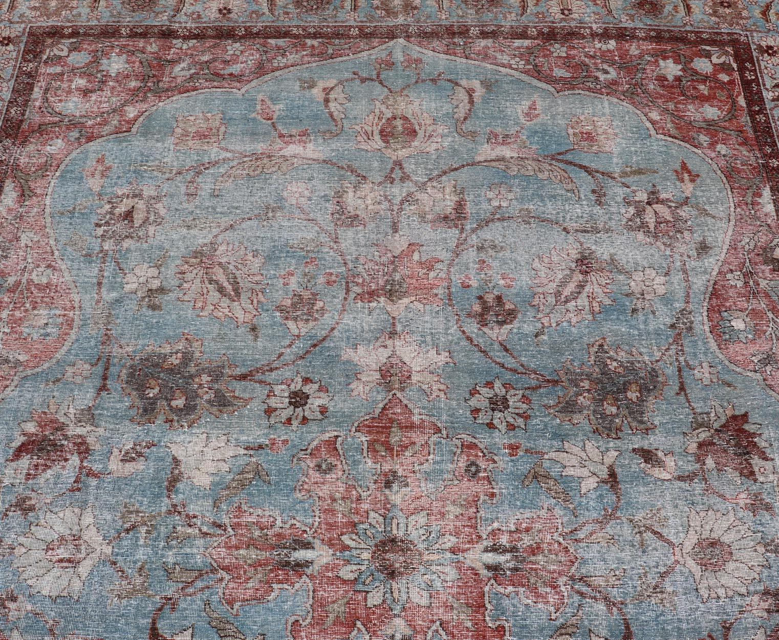 Tapis persan ancien Tabriz Khoy noué à la main en laine avec un grand motif floral en vente 3