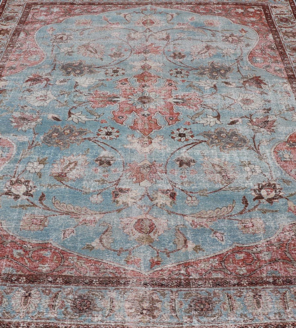 Tapis persan ancien Tabriz Khoy noué à la main en laine avec un grand motif floral en vente 7