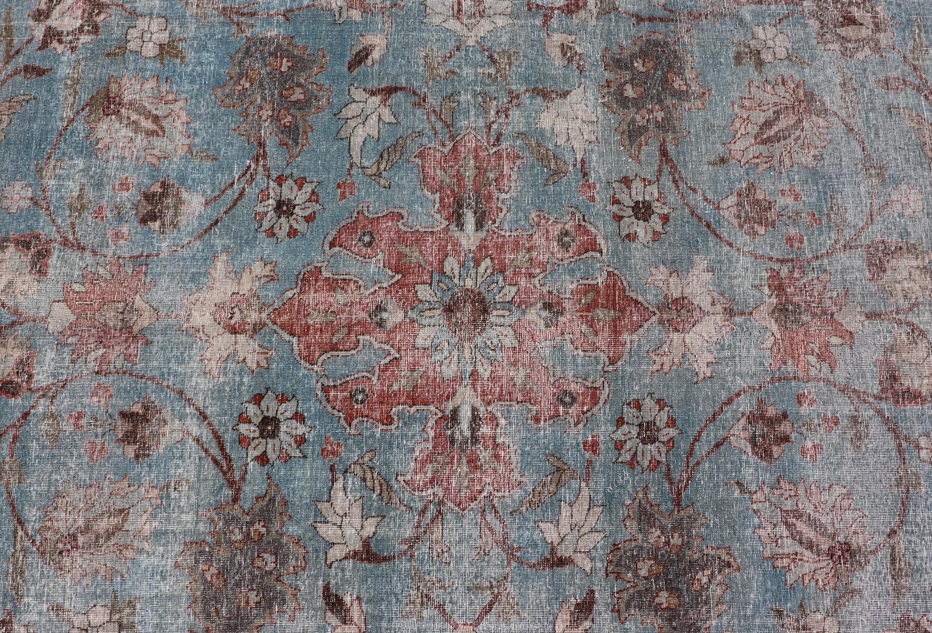 Hand-Knotted Antique Persian Tabriz Khoy Rug in Wool with Large Floral Design For Sale 5