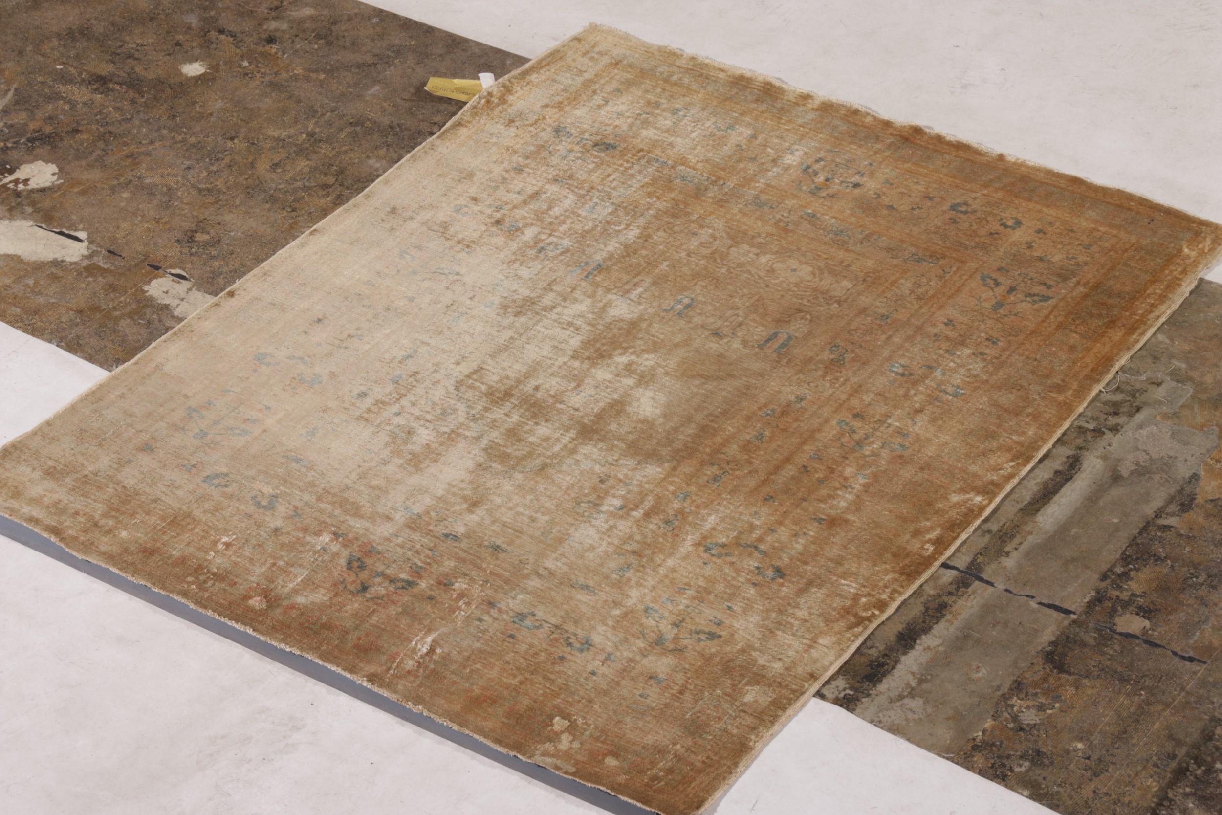 Tapis persan ancien de Tabriz de 4x5 en couleurs beige-brun, noué à la main en soie tout poil, datant d'environ 1890-1900. En parfait état, avec des éléments décoratifs apaisants rarement vus dans cette qualité et cette taille polyvalente.

Sur le