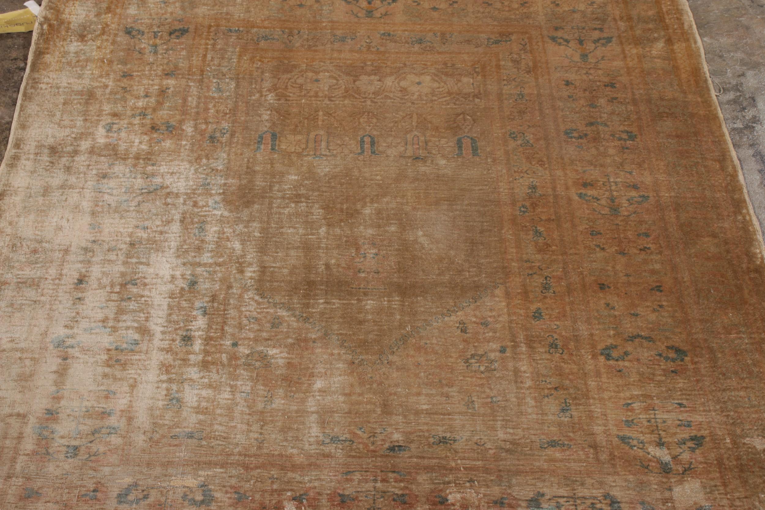 Perse Tapis persan ancien de Tabriz noué à la main, motif floral intégral, par Rug & Kilim en vente