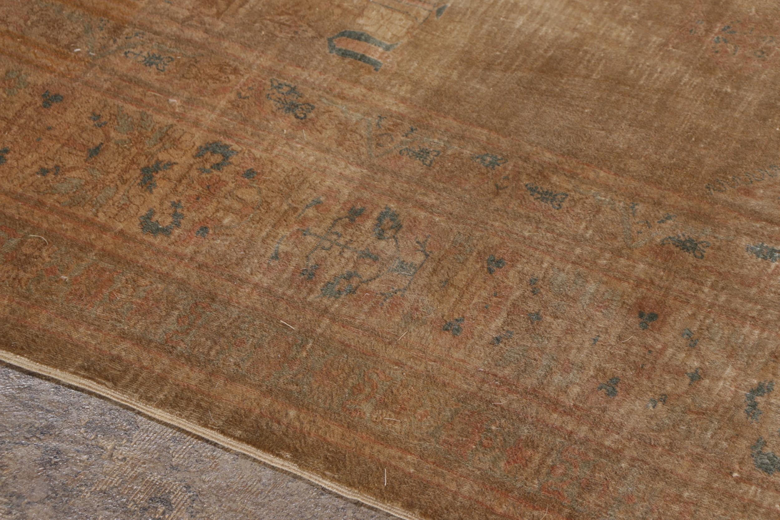 Noué à la main Tapis persan ancien de Tabriz noué à la main, motif floral intégral, par Rug & Kilim en vente