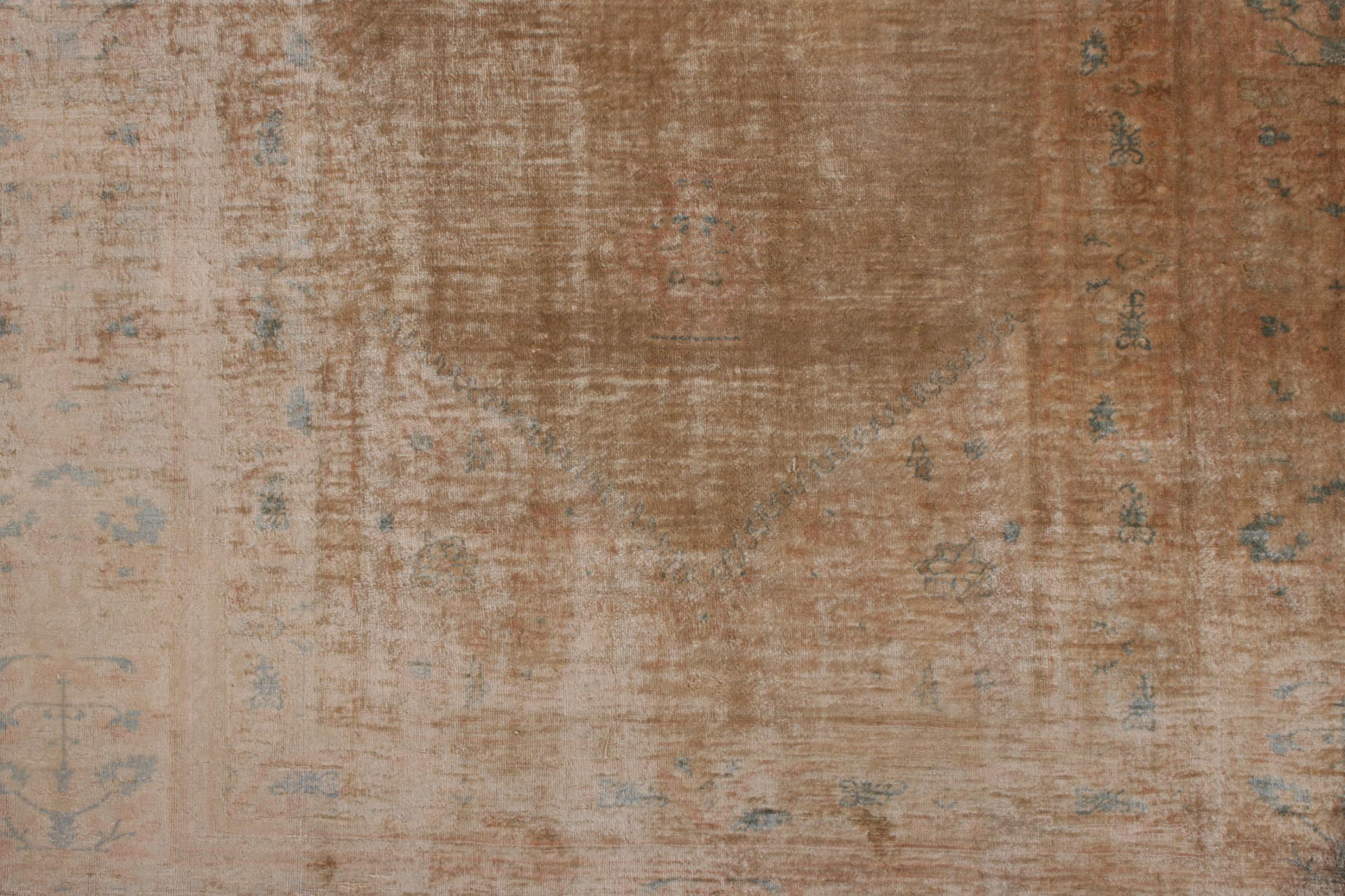 Tapis persan ancien de Tabriz noué à la main, motif floral intégral, par Rug & Kilim Bon état - En vente à Long Island City, NY