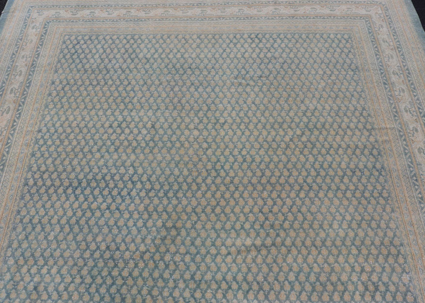 Handgeknüpfter antiker persischer Täbriz-Teppich aus Wolle mit minimalistischem Design in Blau  (20. Jahrhundert) im Angebot