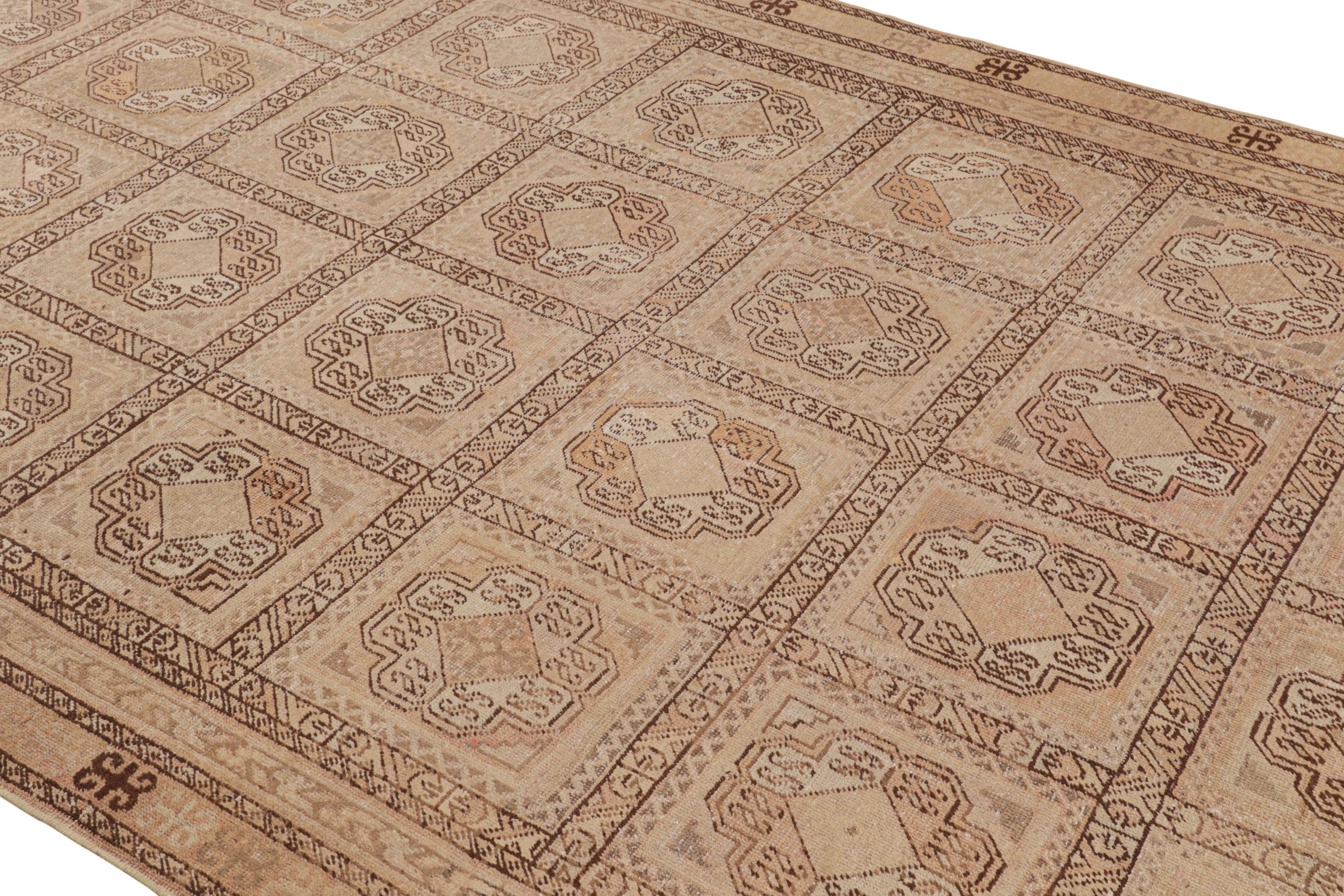 Noué à la main en laine, originaire du Turkestan oriental vers 1890-1900, ce tapis ancien est l'une des plus grandes acquisitions que nous ayons vues de la famille des tapis Khotan, presque de la taille d'une galerie (6'7x12'10), avec une très