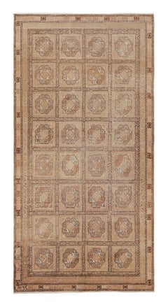Handgeknüpfter antiker Teppich in Beige und Braun mit All-Over-Medaillonmuster von Teppich & Kelim