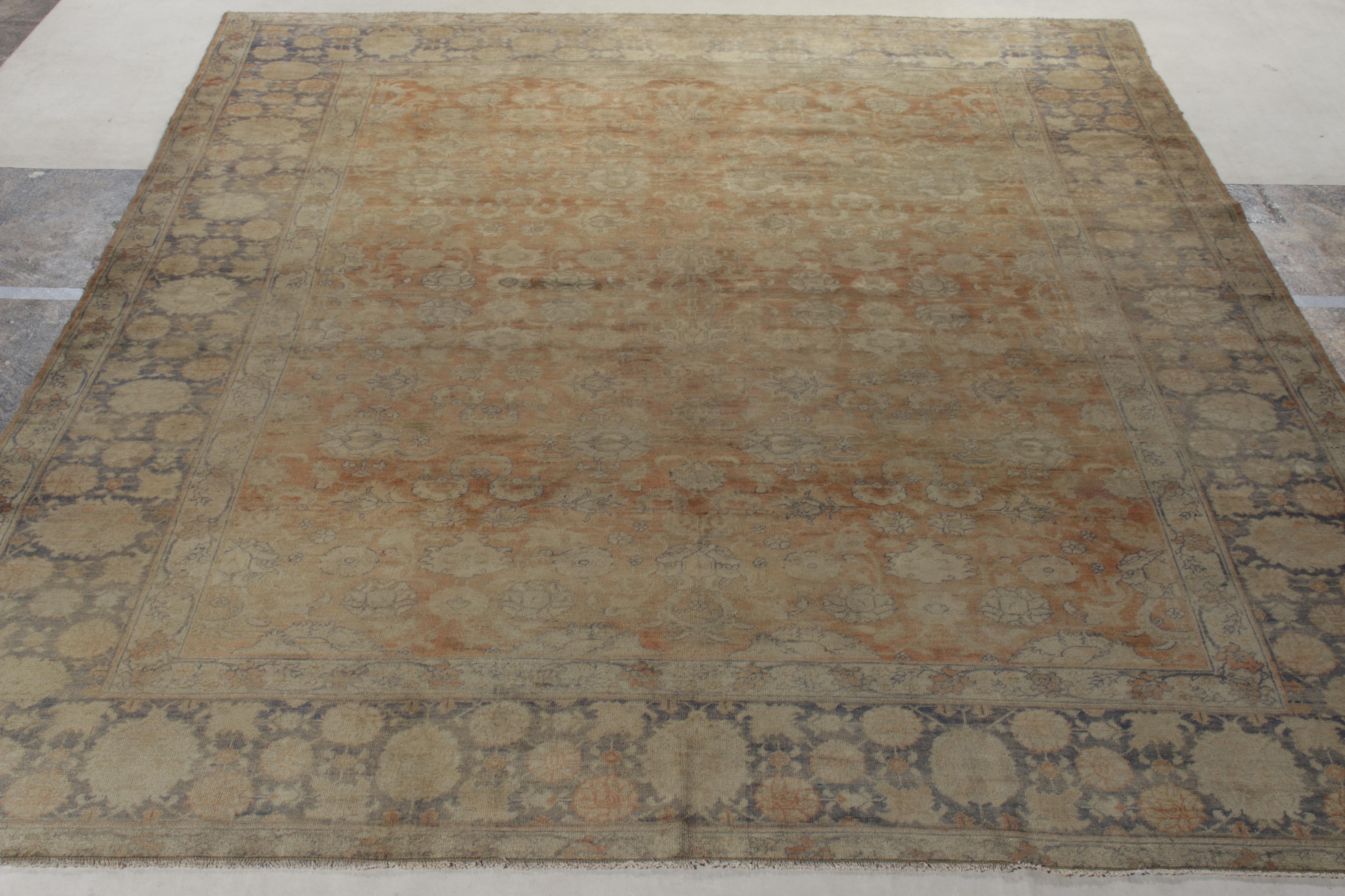 Der antike Sivas-Teppich aus der Türkei, handgeknüpft aus Wolle, stammt aus der Zeit um 1920-1930 und ist ein prächtiger Beitrag zur Antique & Vintage-Kollektion von Rug & Kilim. Das Sammlerstück zeichnet sich durch ein flächendeckendes Blumenmuster