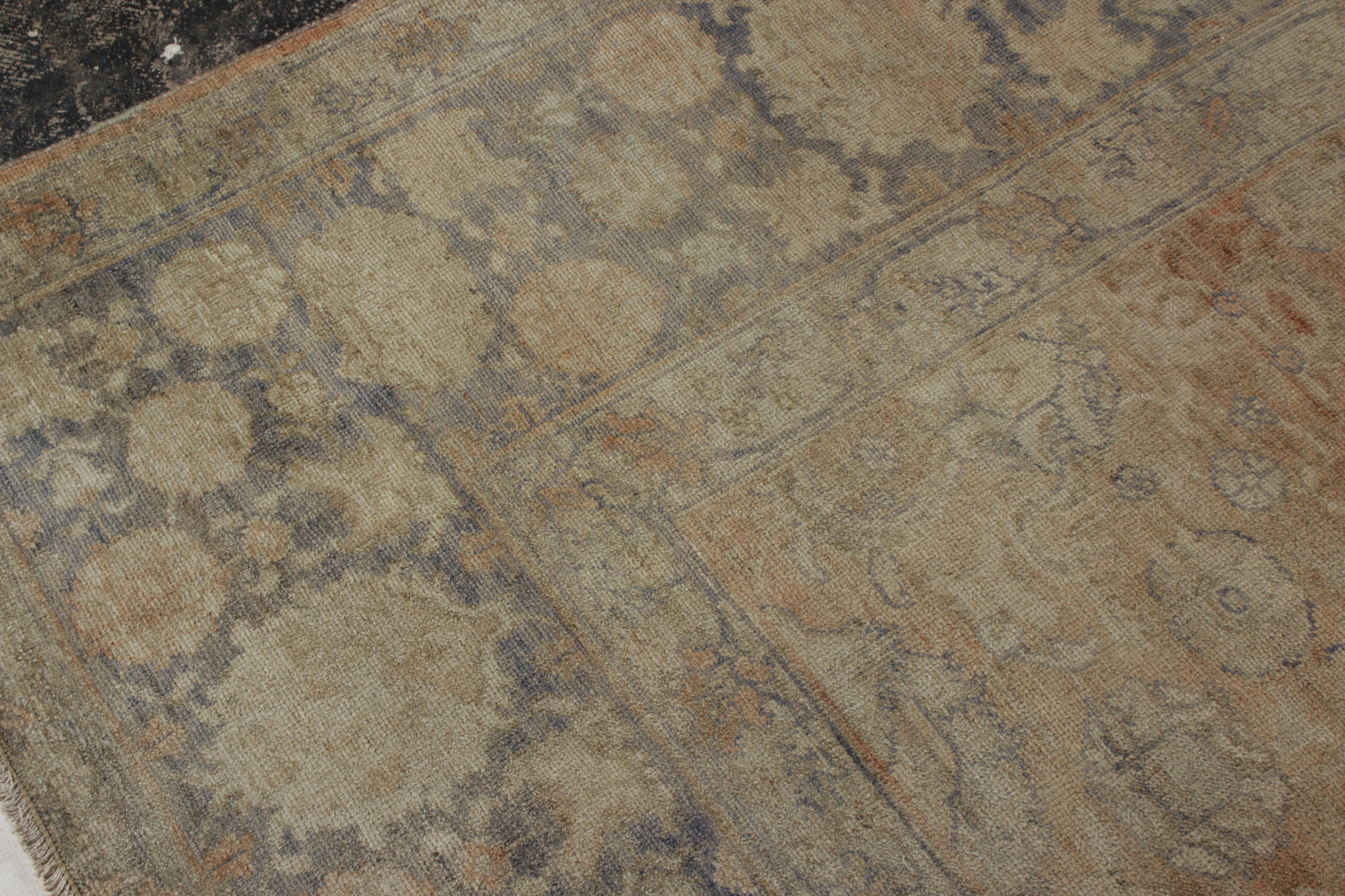 Handgeknüpfter antiker Teppich in Orange, blaue Bordüre, Beige mit Blumenmuster von Rug & Kilim (Sonstiges) im Angebot