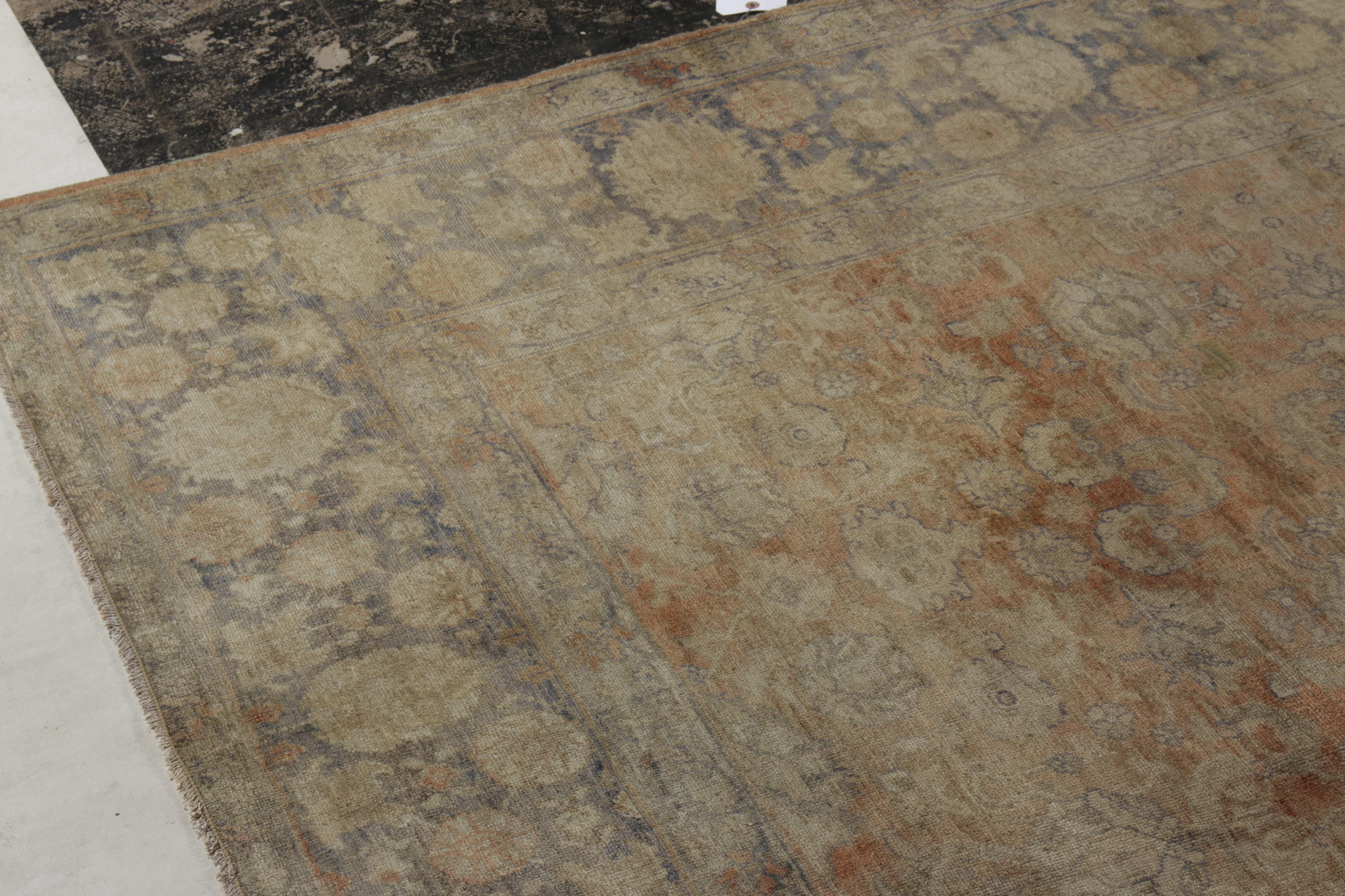 Handgeknüpfter antiker Teppich in Orange, blaue Bordüre, Beige mit Blumenmuster von Rug & Kilim (Türkisch) im Angebot