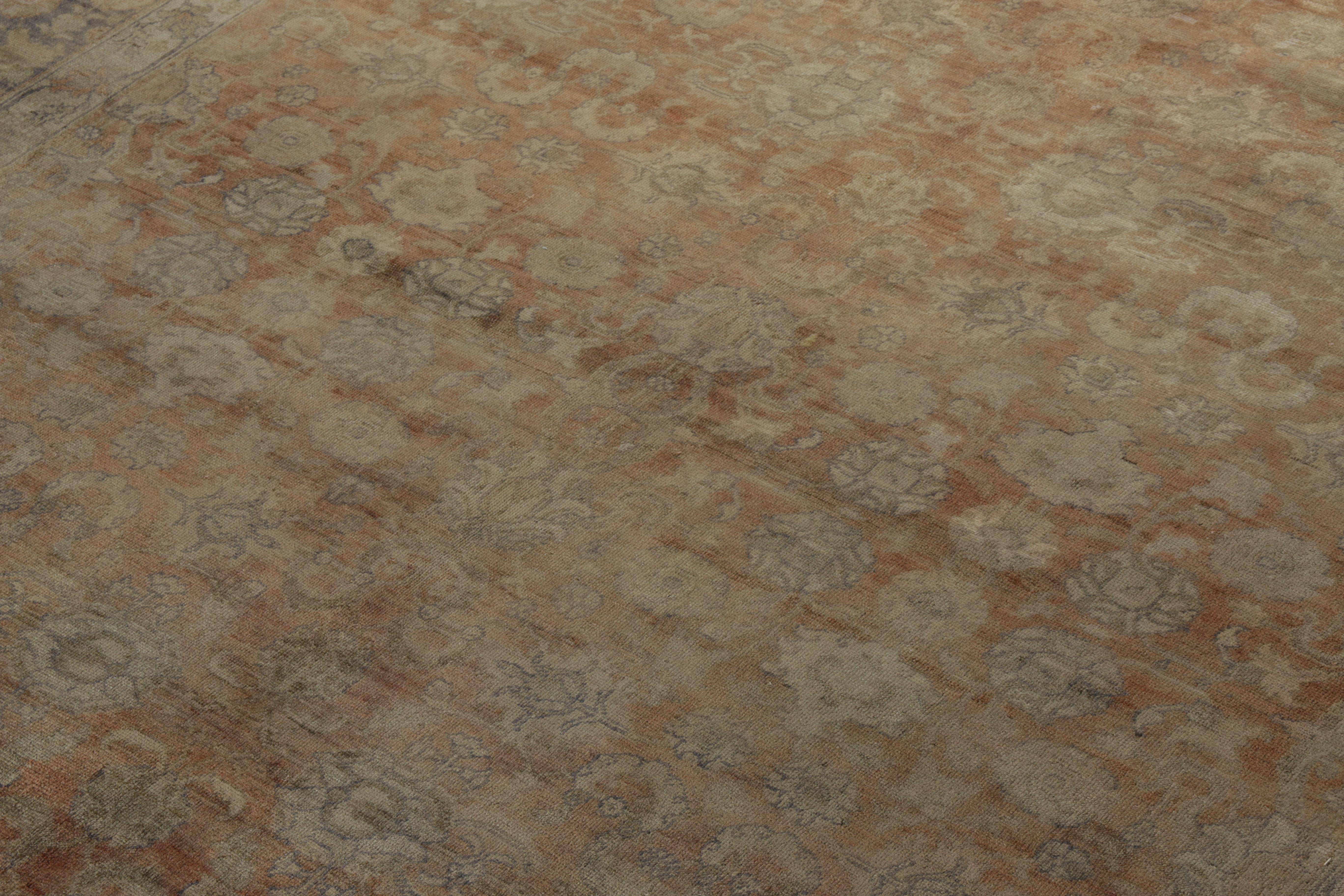 Handgeknüpfter antiker Teppich in Orange, blaue Bordüre, Beige mit Blumenmuster von Rug & Kilim im Zustand „Gut“ im Angebot in Long Island City, NY