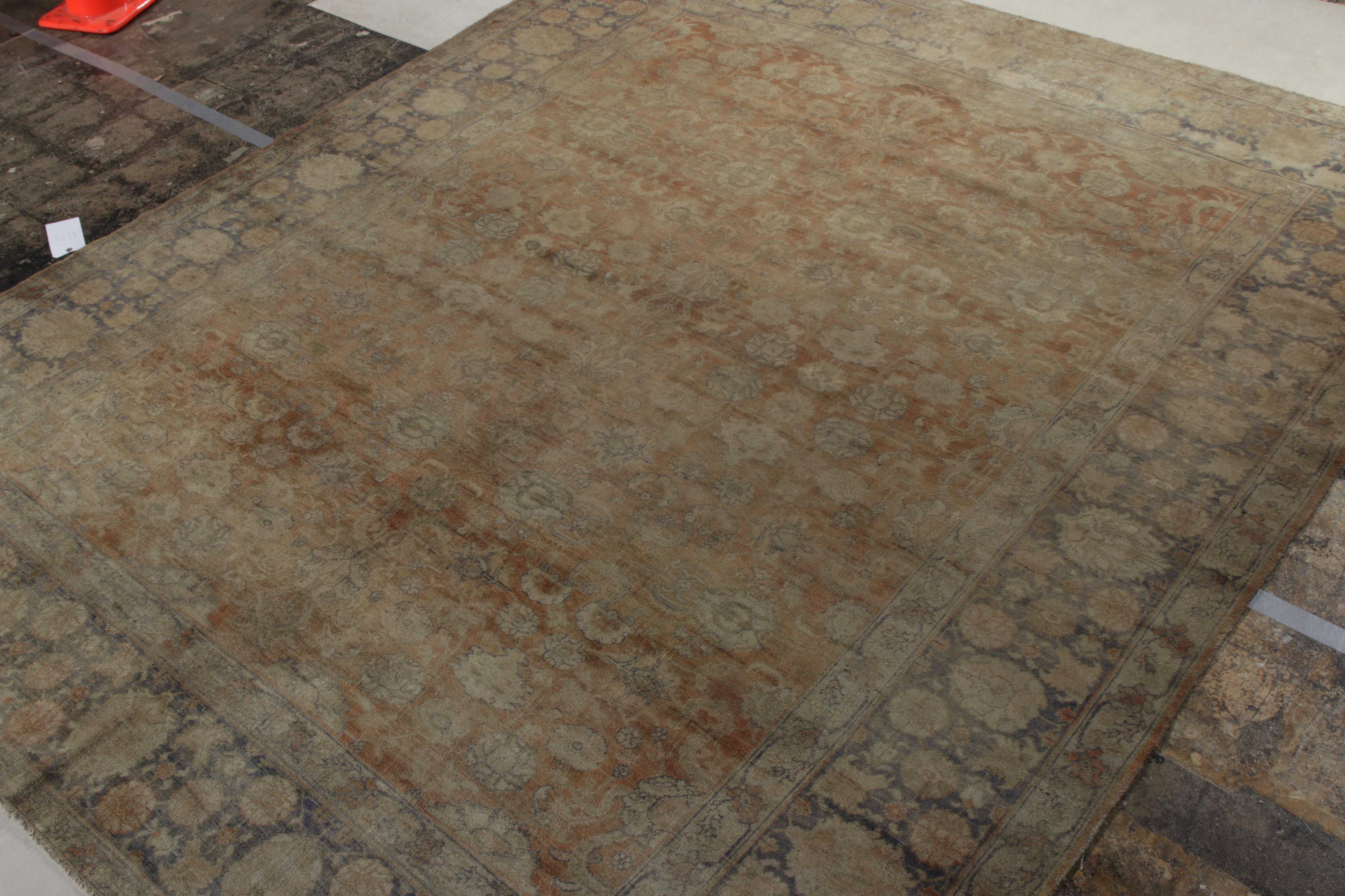 Handgeknüpfter antiker Teppich in Orange, blaue Bordüre, Beige mit Blumenmuster von Rug & Kilim (Frühes 20. Jahrhundert) im Angebot