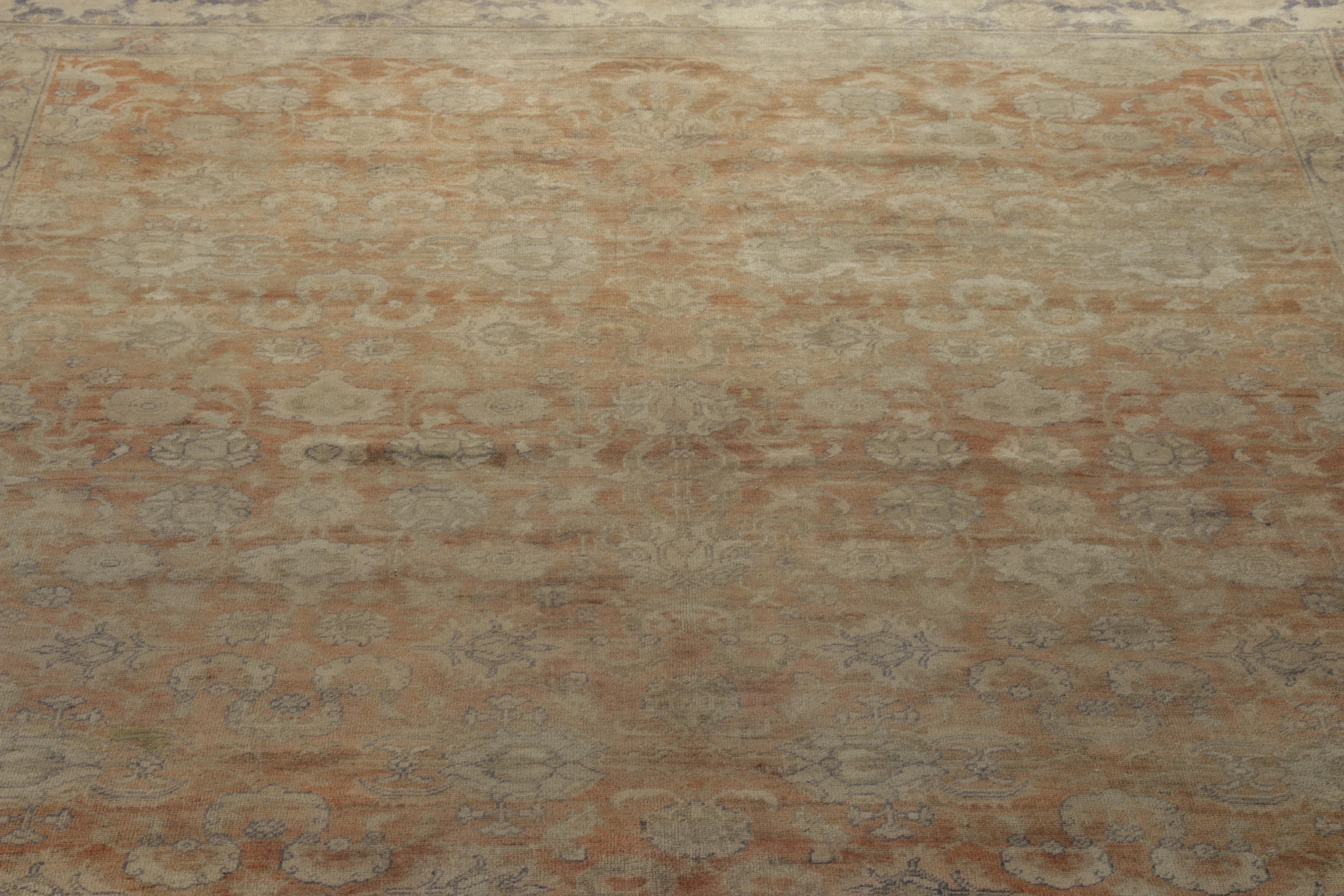 Handgeknüpfter antiker Teppich in Orange, blaue Bordüre, Beige mit Blumenmuster von Rug & Kilim (Wolle) im Angebot