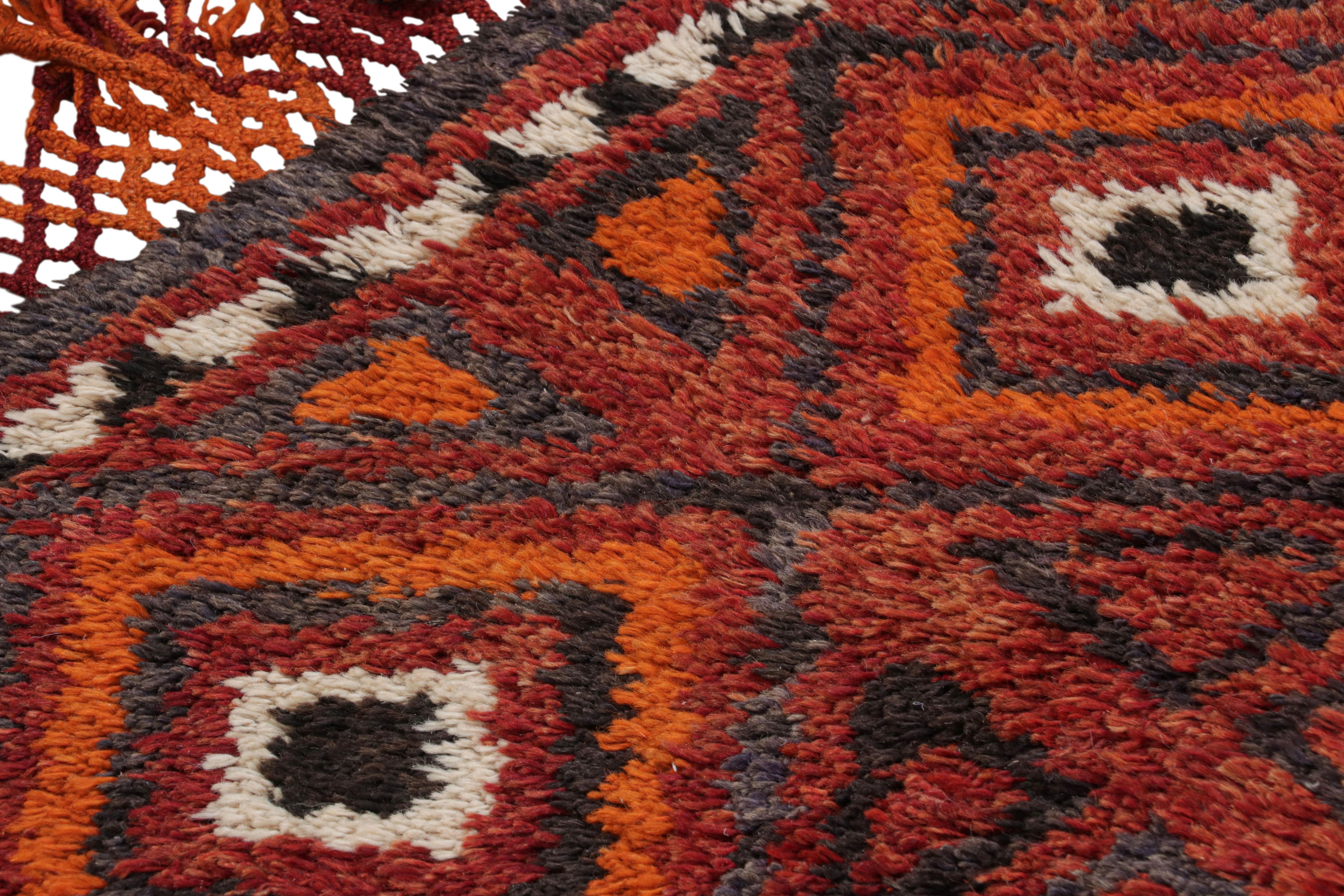 Irakien Tapis ancien noué à la main rouge noir style tapis de couloir à motif de diamants par Rug & Kilim en vente