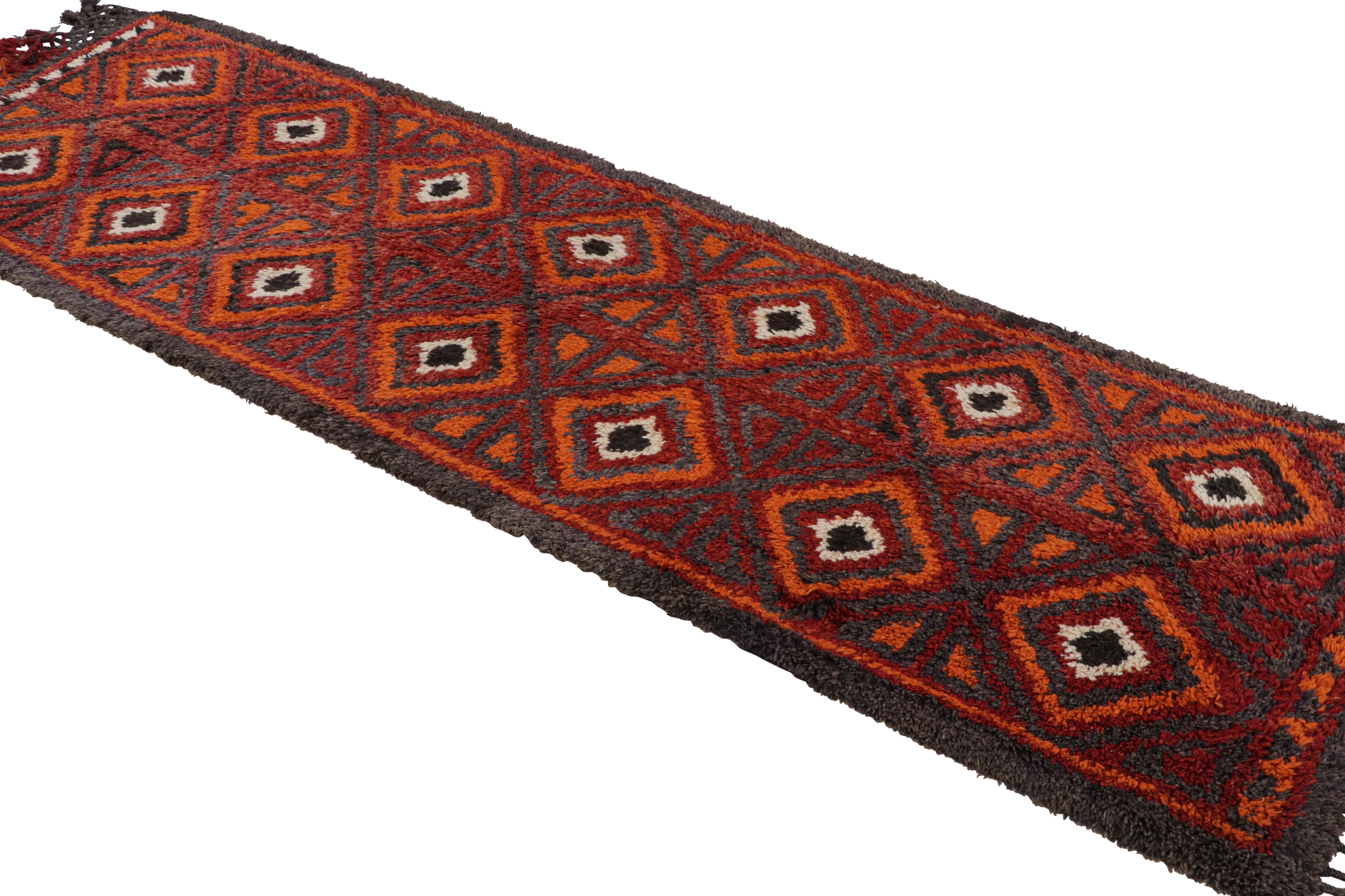 Tissé à la main Tapis ancien noué à la main rouge noir style tapis de couloir à motif de diamants par Rug & Kilim en vente