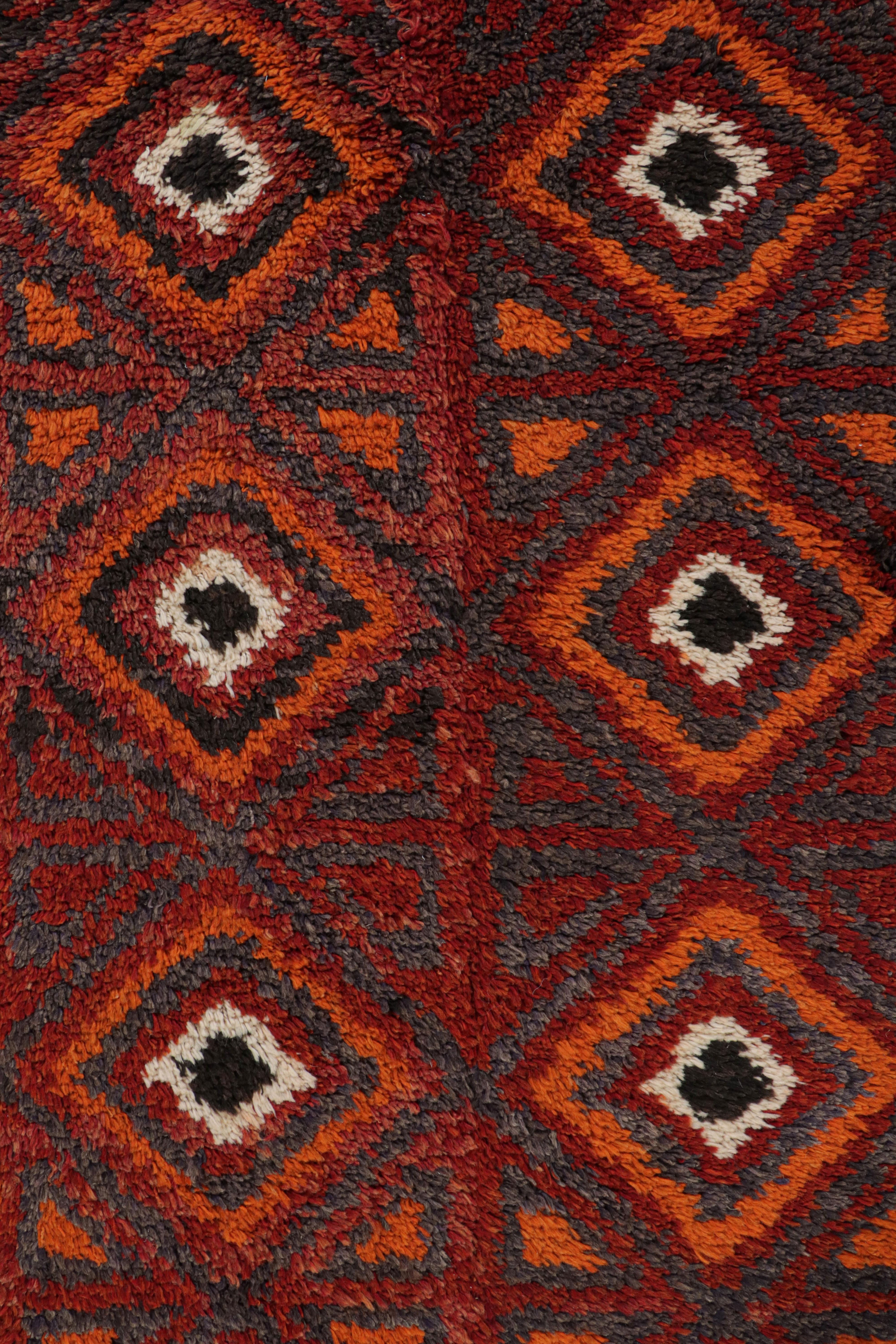 Début du 20ème siècle Tapis ancien noué à la main rouge noir style tapis de couloir à motif de diamants par Rug & Kilim en vente