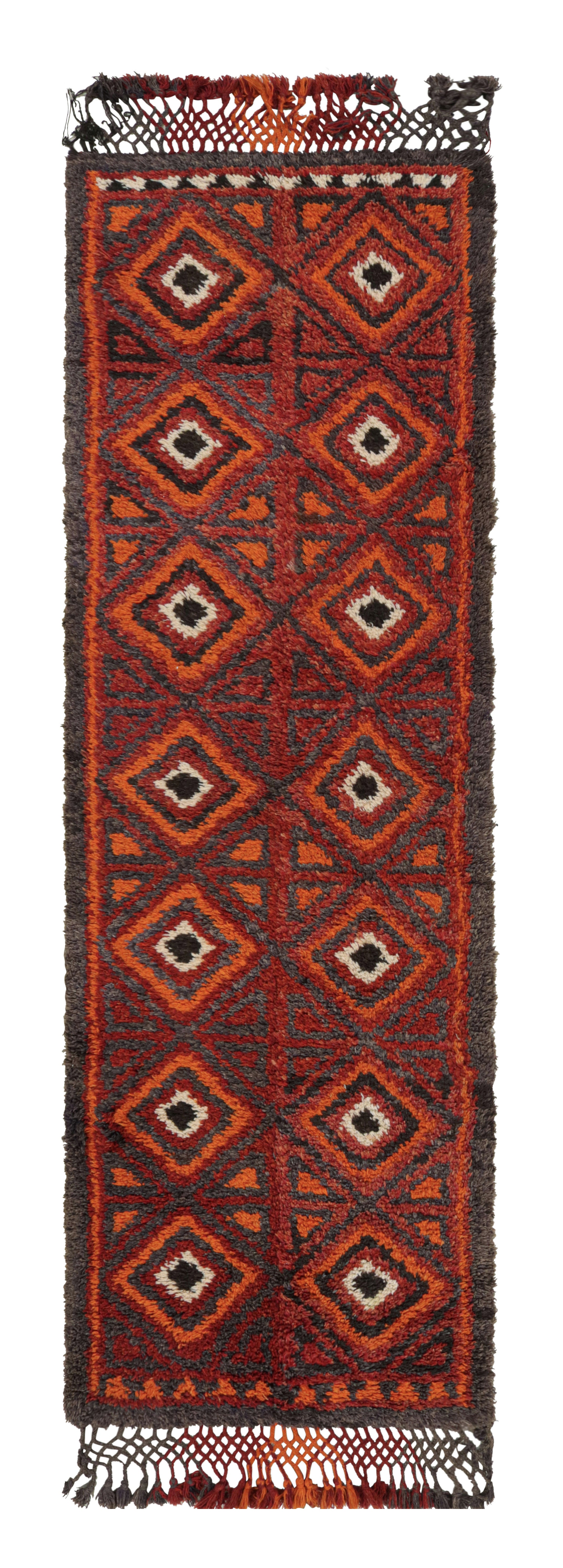 Tapis ancien noué à la main rouge noir style tapis de couloir à motif de diamants par Rug & Kilim en vente