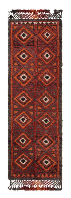 Tapis ancien noué à la main rouge noir style tapis de couloir à motif de diamants par Rug & Kilim