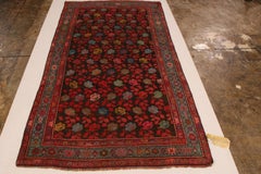 Handgeknüpfter antiker Teppich aus Wolle mit rot-blauem Blumenmuster von Teppich & Kelim