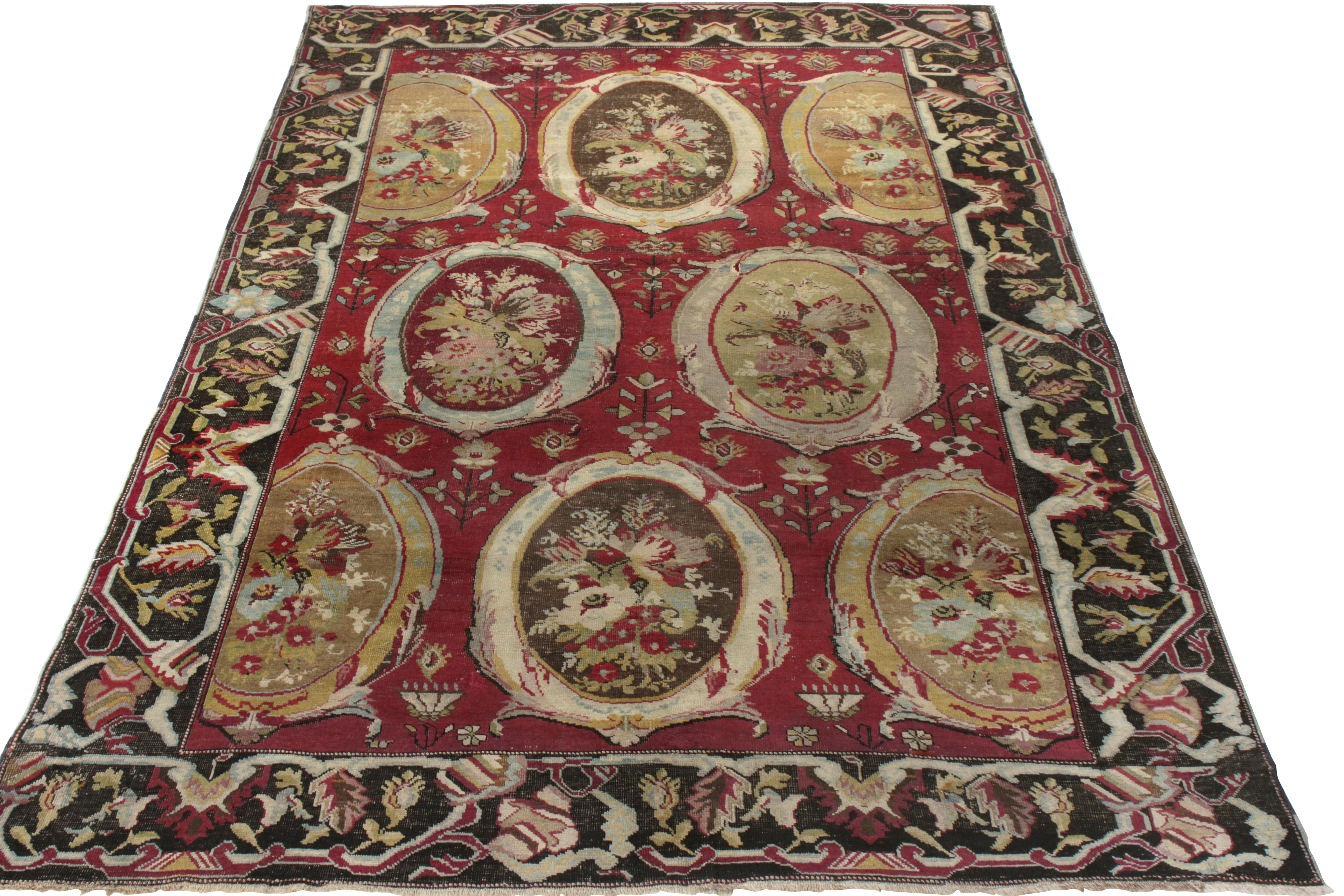Datant d'environ 1880-1890, ce tapis Karabagh antique de 5x9 est originaire de Russie. Noué à la main en laine, ce tapis présente des motifs de cartouches dans les tons verts et jaunes, confortablement posés sur un riche fond rouge marron, le tout