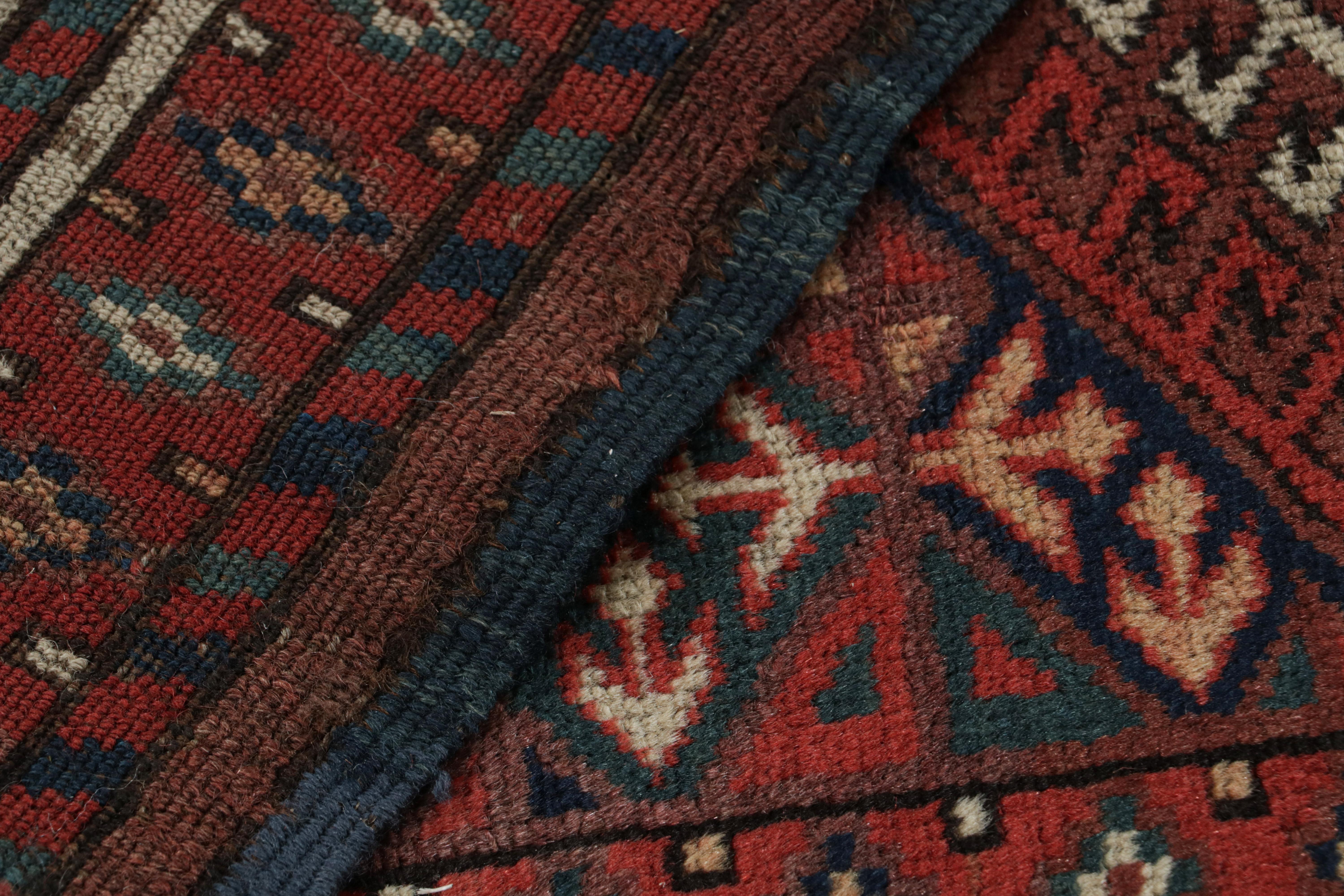 Handgeknüpfter antiker russischer Teppich in rotem, weißem Stammesmuster von Teppich & Kelim (Wolle) im Angebot
