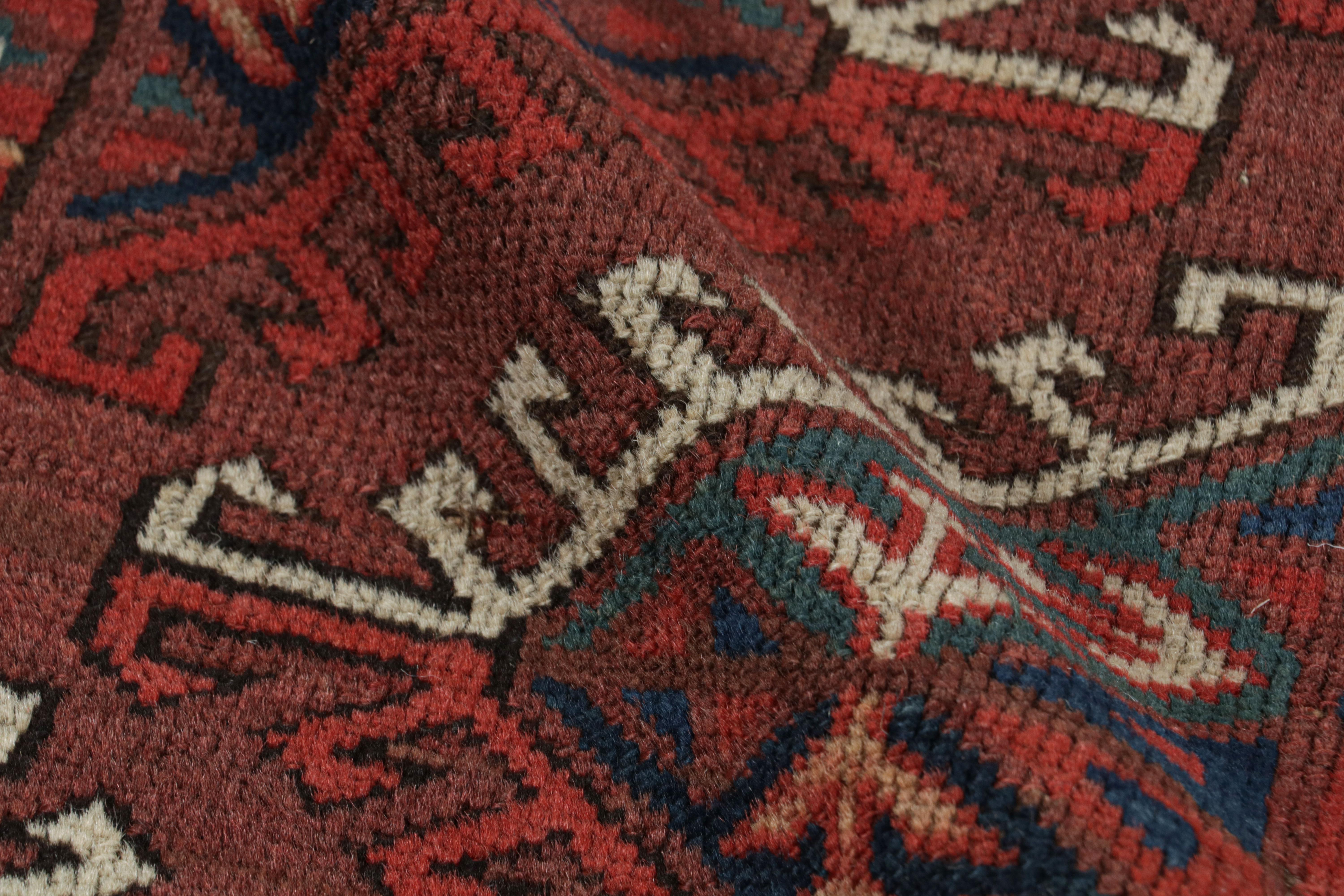 Handgeknüpfter antiker russischer Teppich in rotem, weißem Stammesmuster von Teppich & Kelim im Zustand „Gut“ im Angebot in Long Island City, NY