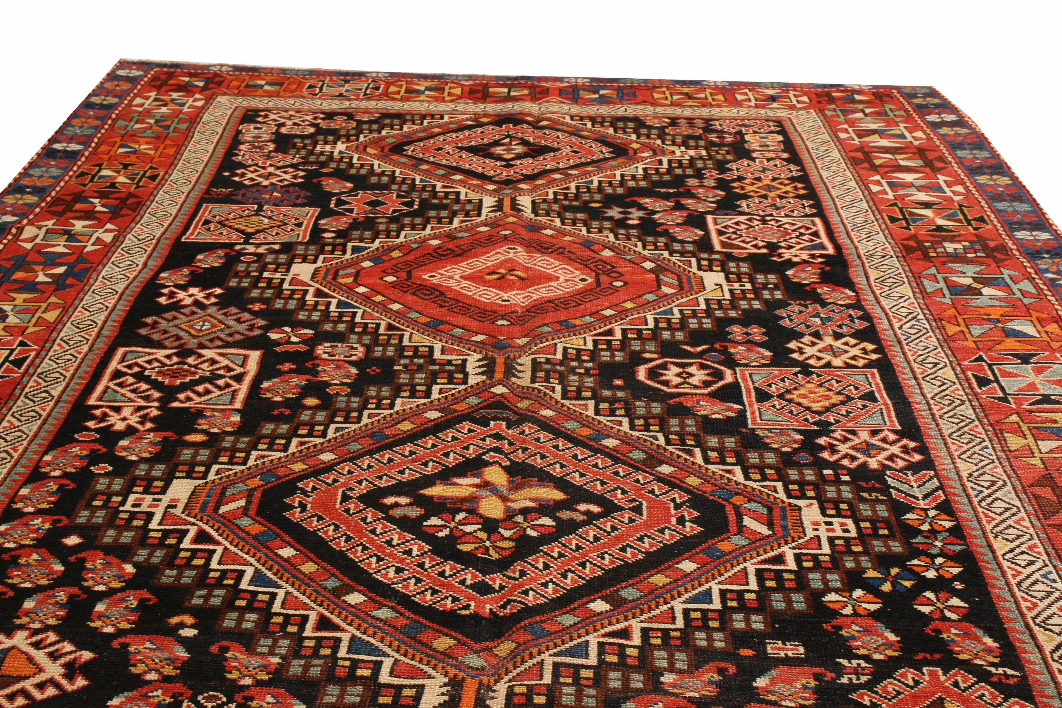Ein Meisterwerk der Ausgewogenheit und Harmonie, ein 5x10 antiker Stammes-Teppich der russischen Schirwan-Linie mit einem komplizierten geometrischen Muster in einem skurrilen Farbspiel aus Rot, Schwarz und Blau - köstlich akzentuiert durch klares