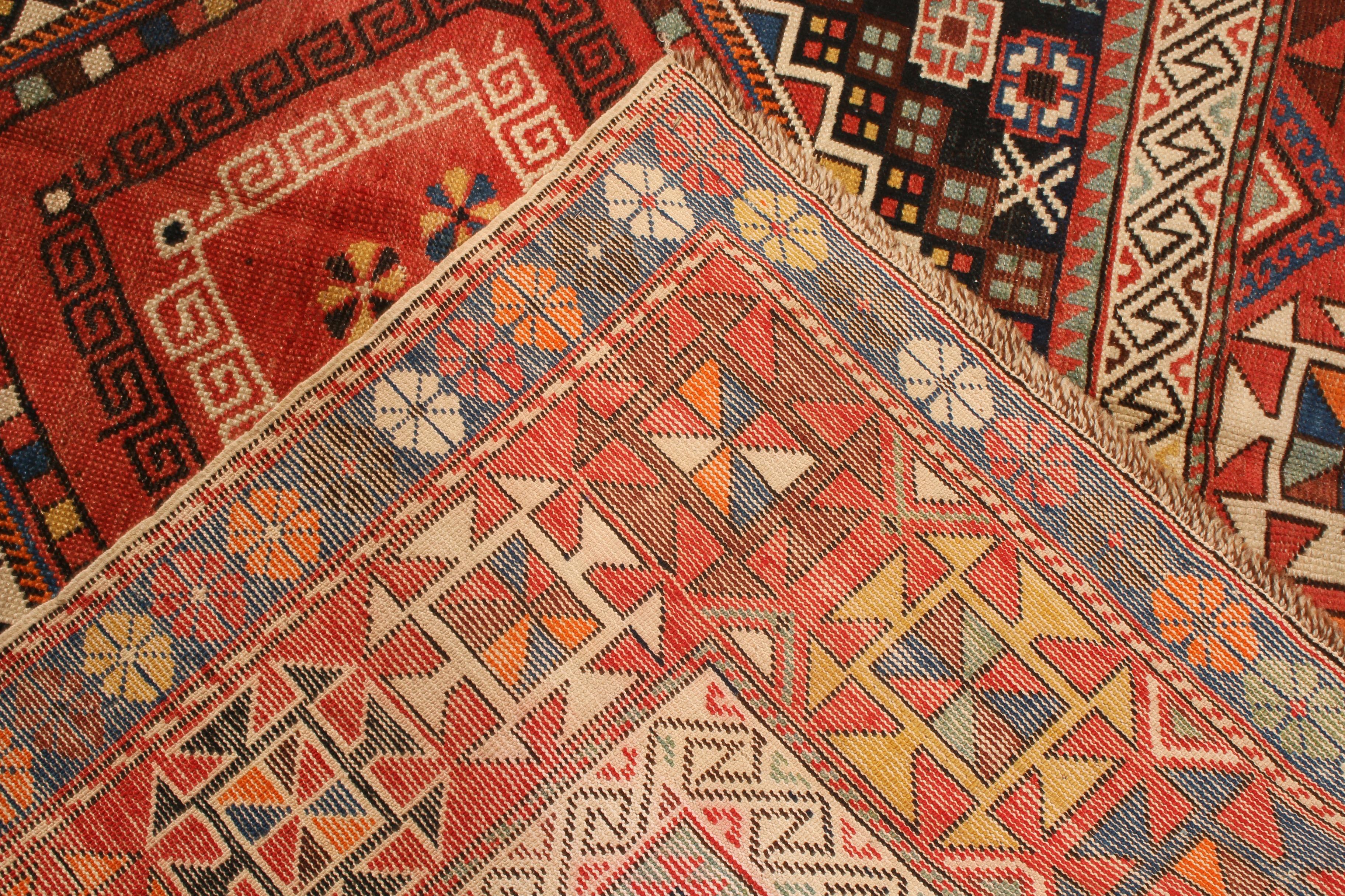 Antiker russischer Schirwan-Teppich mit rotem, schwarzem und geometrischem Muster von Teppich & Kelim (Handgeknüpft) im Angebot