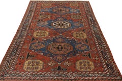 Tapis ancien noué à la main rouge, bleu, motif médaillon sur toute la surface par Rug & Kilim