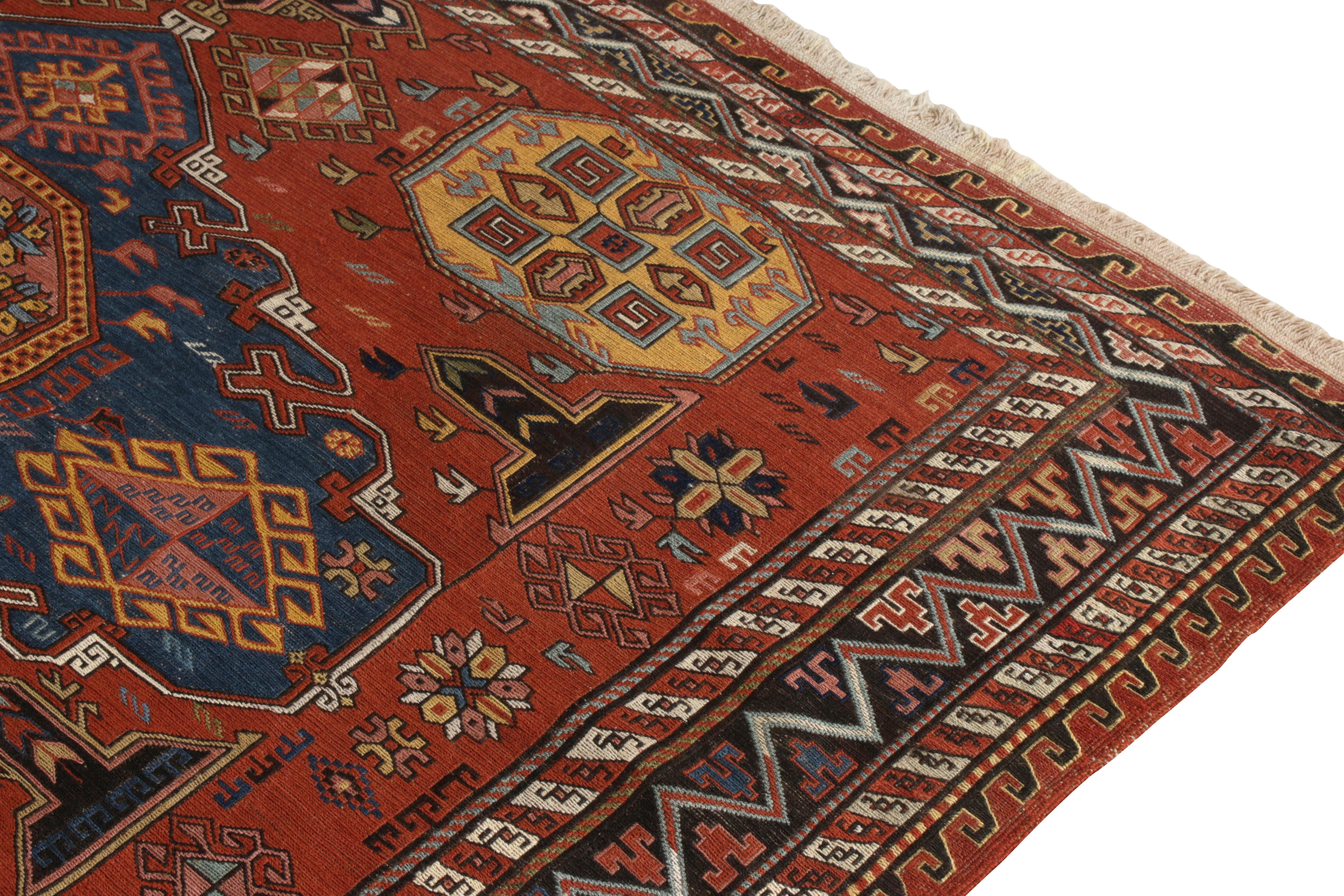Handgeknüpfter antiker Teppich in Rot, Blau, Medaillon-Muster von Teppich & Kelim (Europäisch) im Angebot