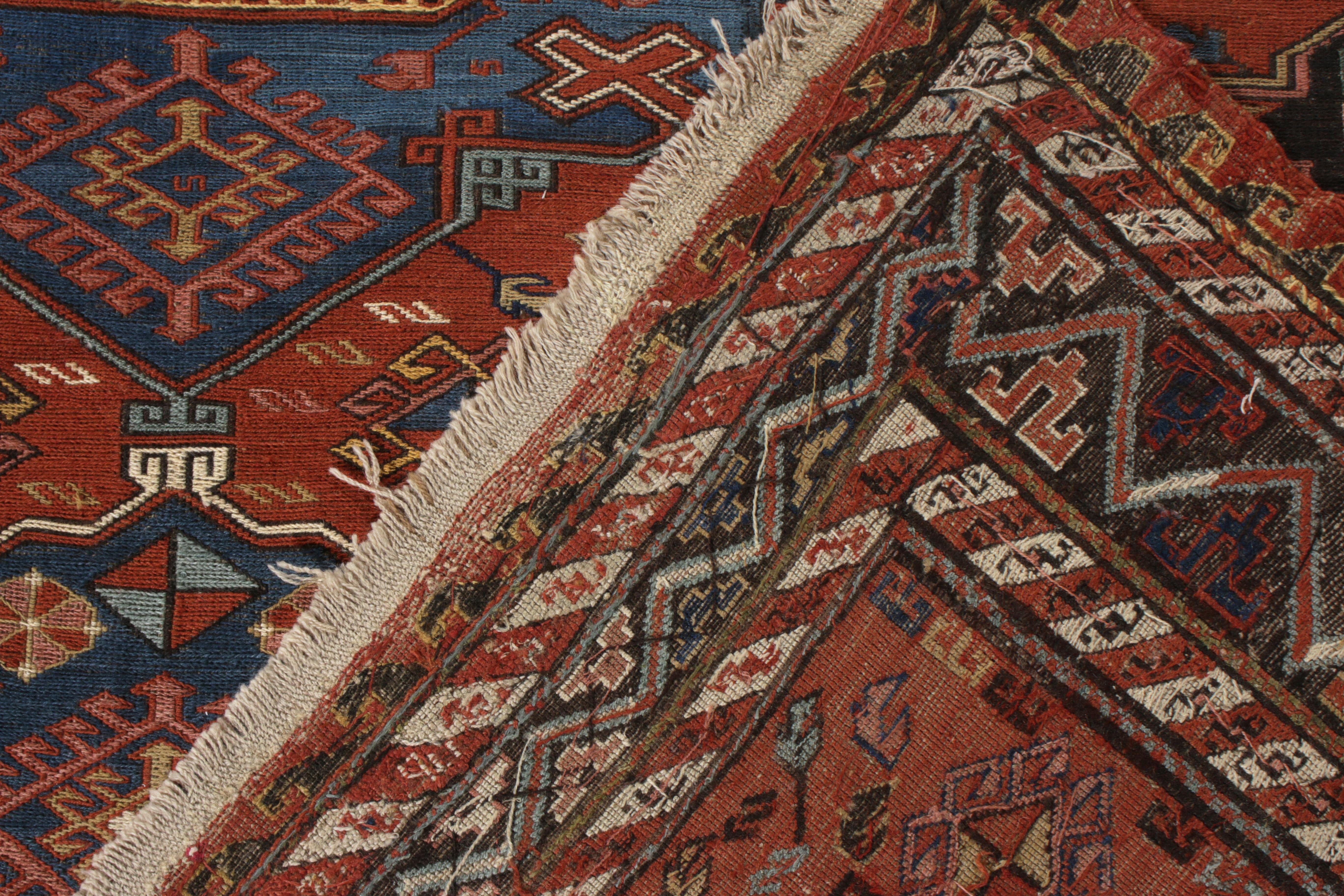 Handgeknüpfter antiker Teppich in Rot, Blau, Medaillon-Muster von Teppich & Kelim (Frühes 20. Jahrhundert) im Angebot