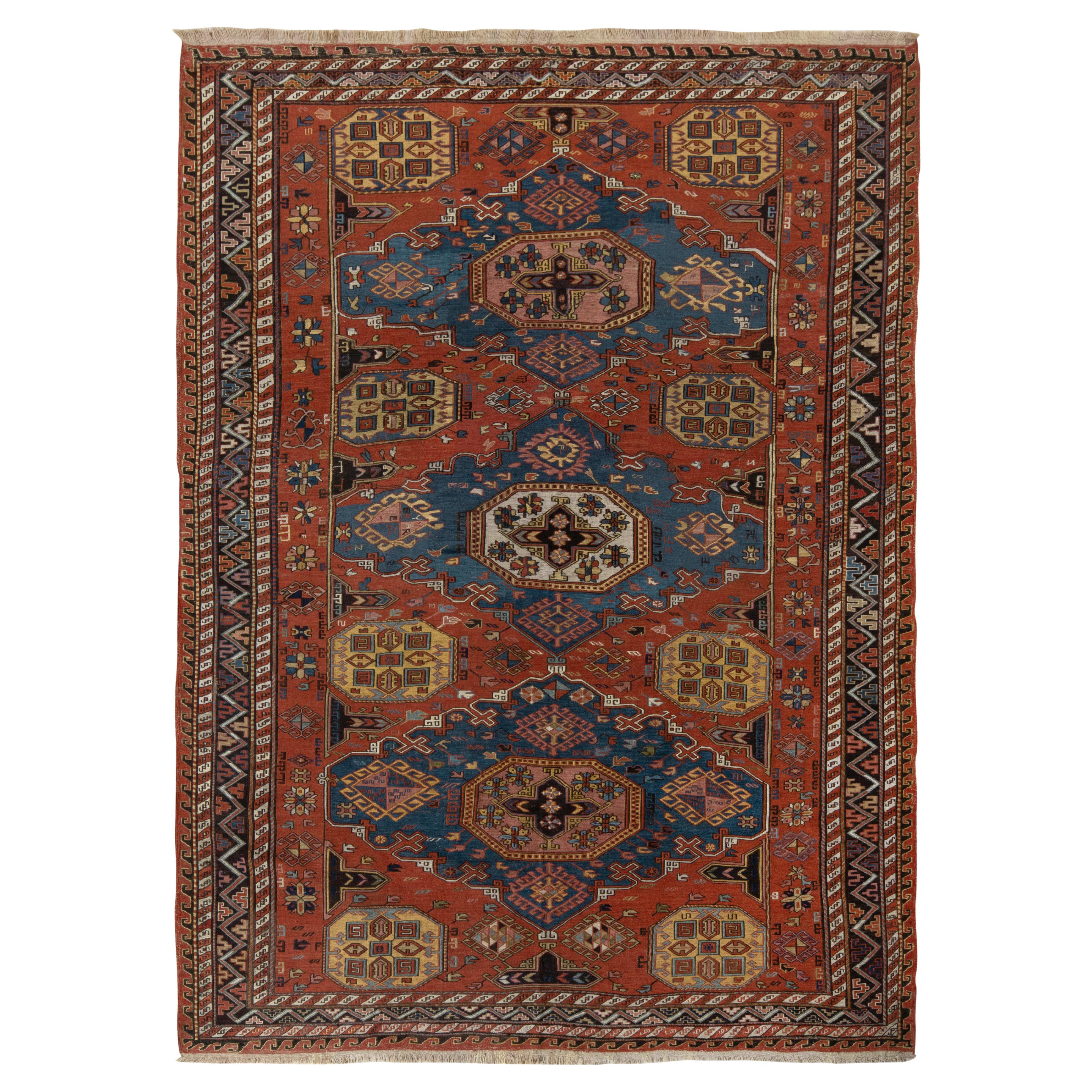 Alfombra antigua anudada a mano en rojo, azul, con medallón por toda la superficie, de Rug & Kilim