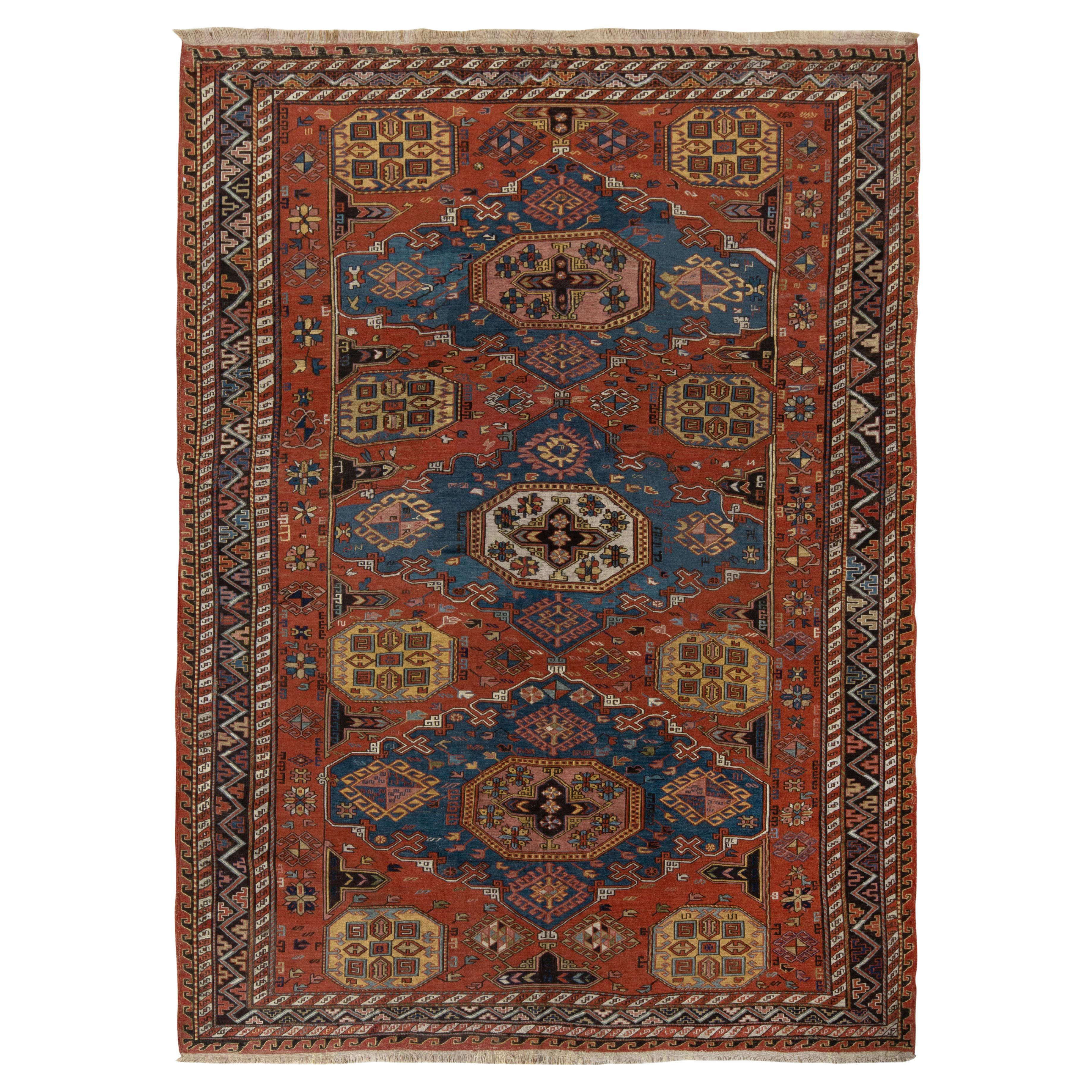 Tapis ancien noué à la main rouge, bleu, motif médaillon sur toute la surface par Rug & Kilim