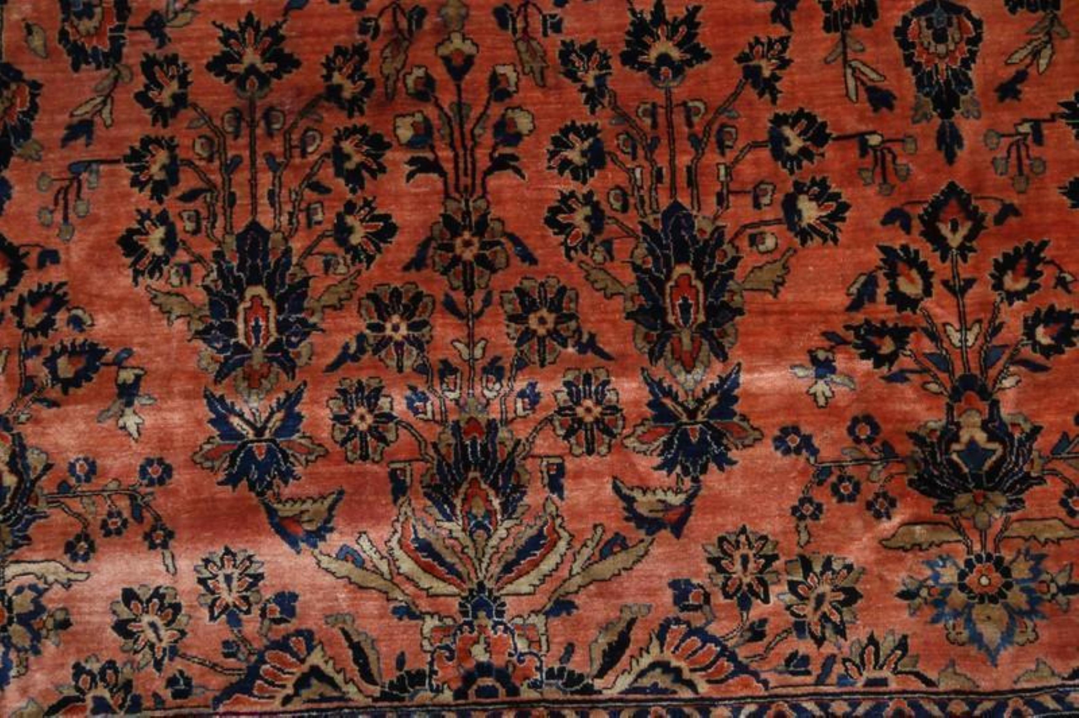 Handgeknüpfter antiker Sarouk-Perserteppich in Orange und Schwarz mit Blumenmuster (Persisch) im Angebot