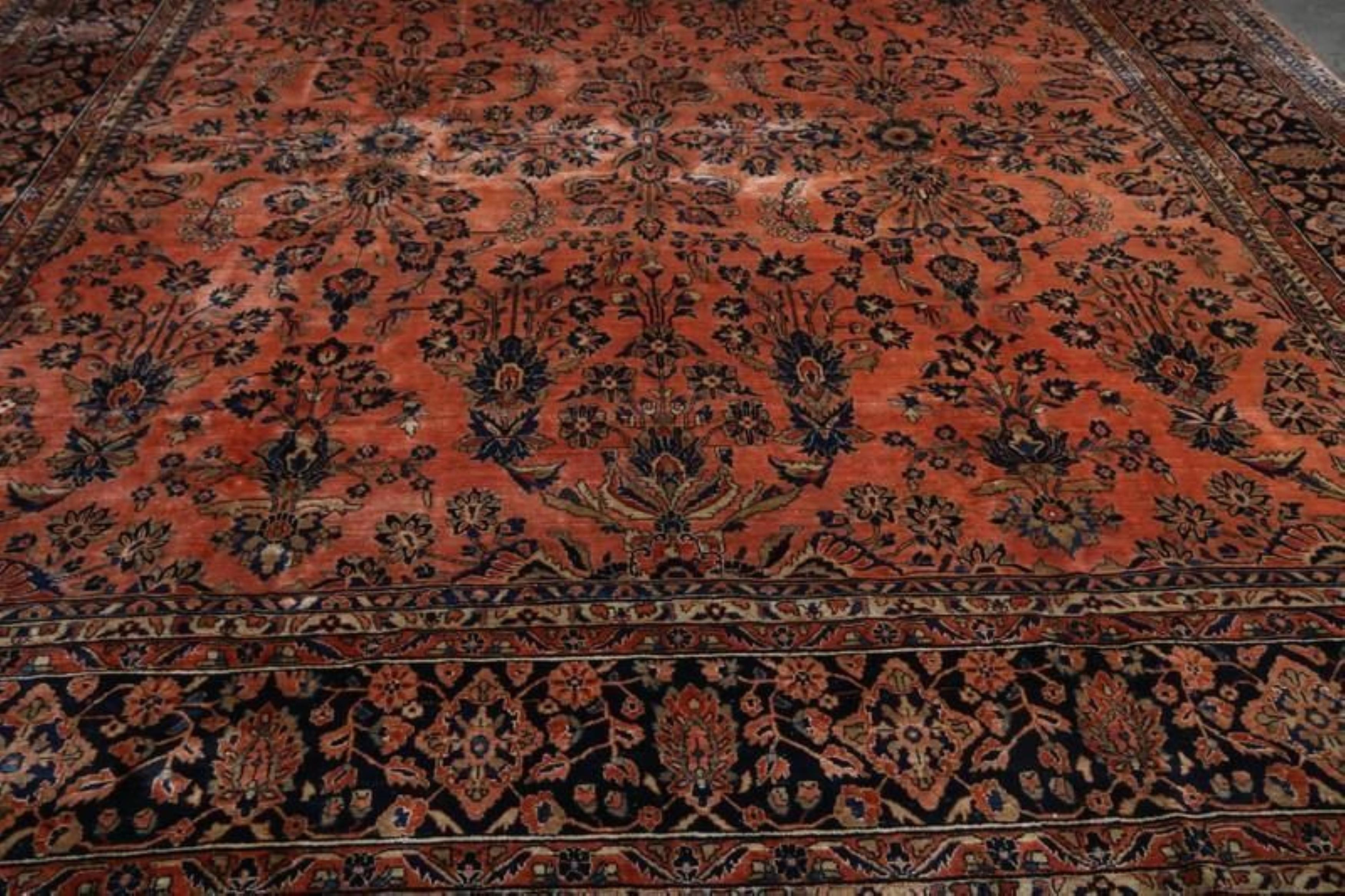 Handgeknüpfter antiker Sarouk-Perserteppich in Orange und Schwarz mit Blumenmuster (Wolle) im Angebot