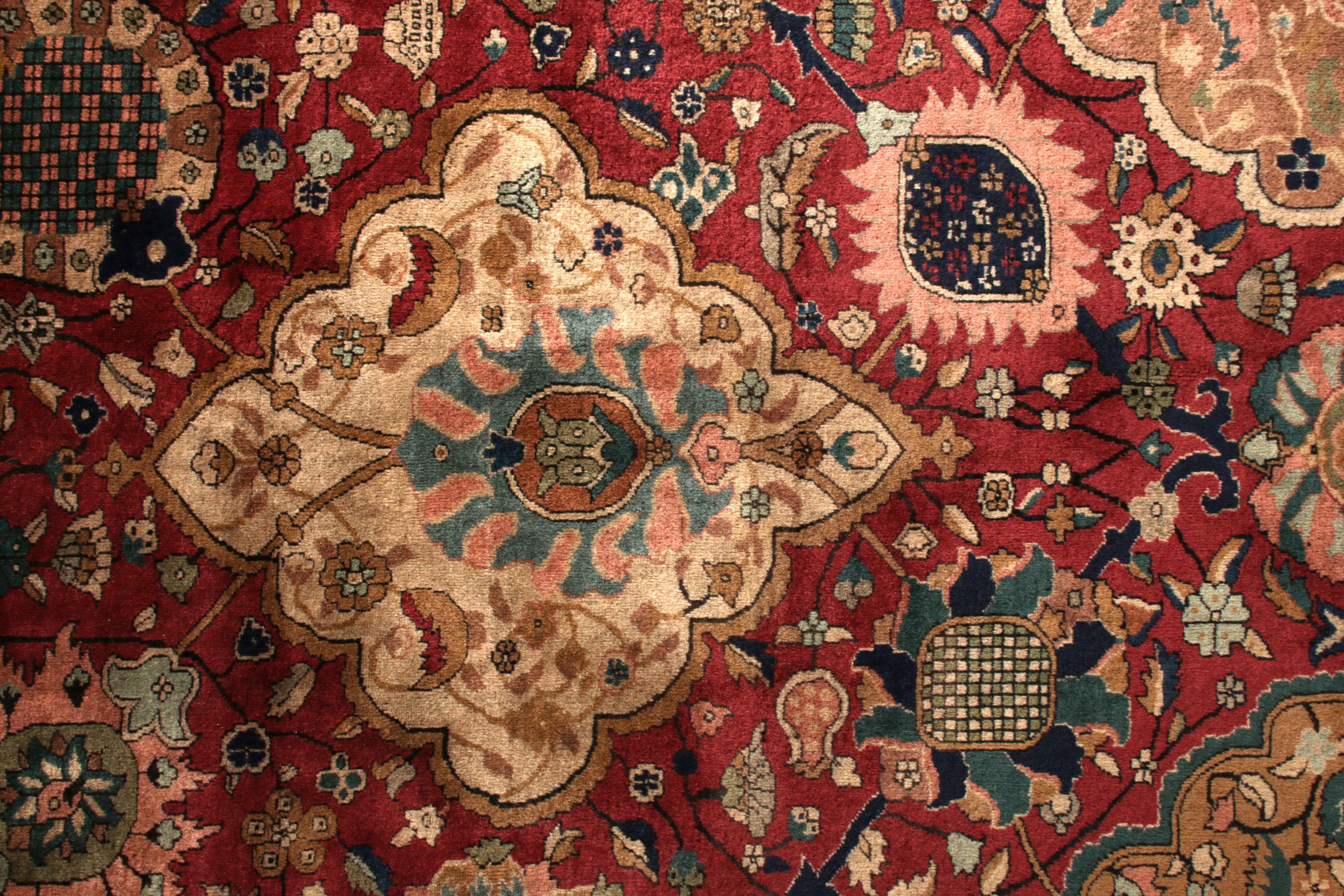 Handgeknüpfter antiker Teppich in Rot und Beige-Braun mit Blumenmuster von Teppich & Kelim (Nepalesisch) im Angebot