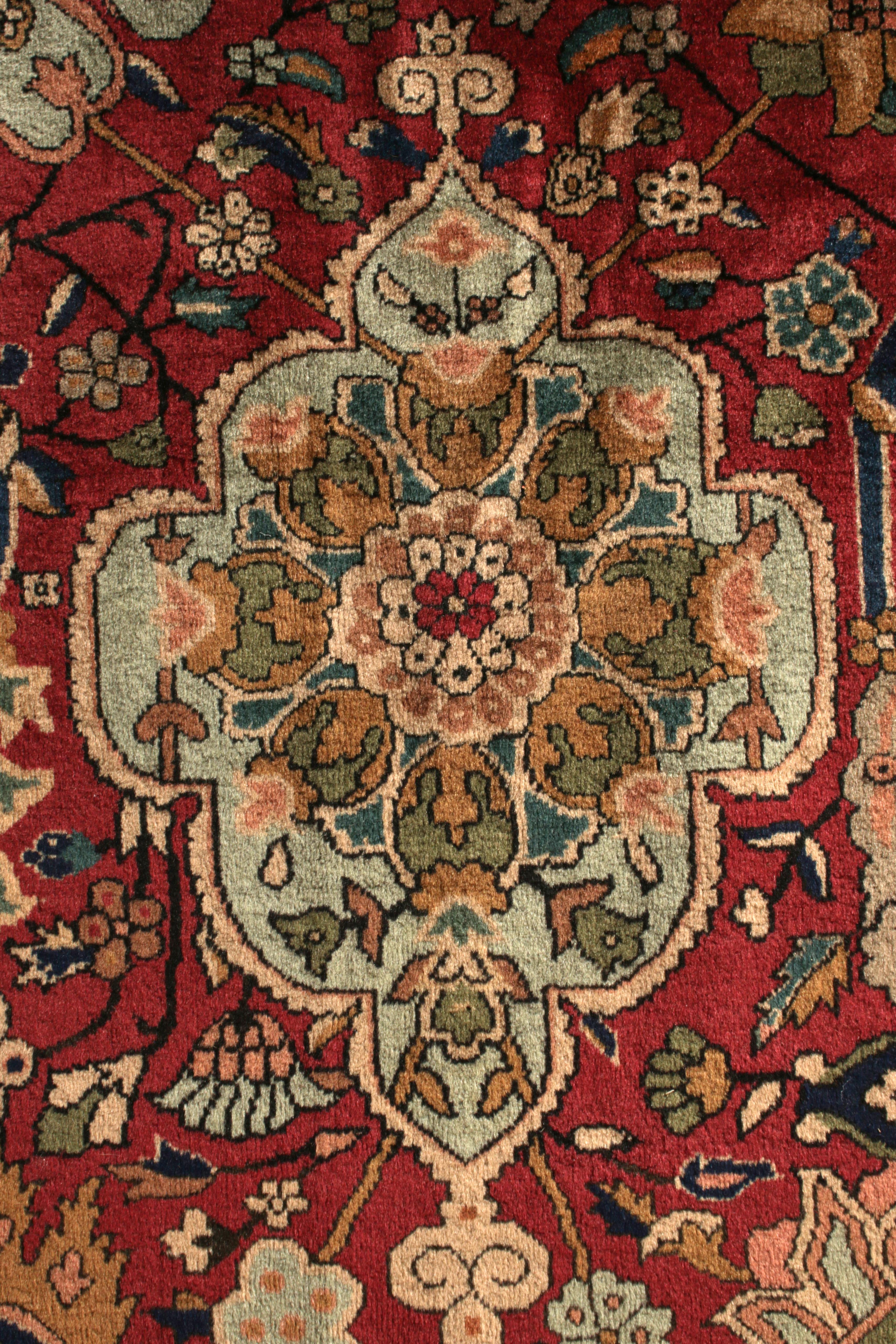 Handgeknüpfter antiker Teppich in Rot und Beige-Braun mit Blumenmuster von Teppich & Kelim im Zustand „Gut“ im Angebot in Long Island City, NY