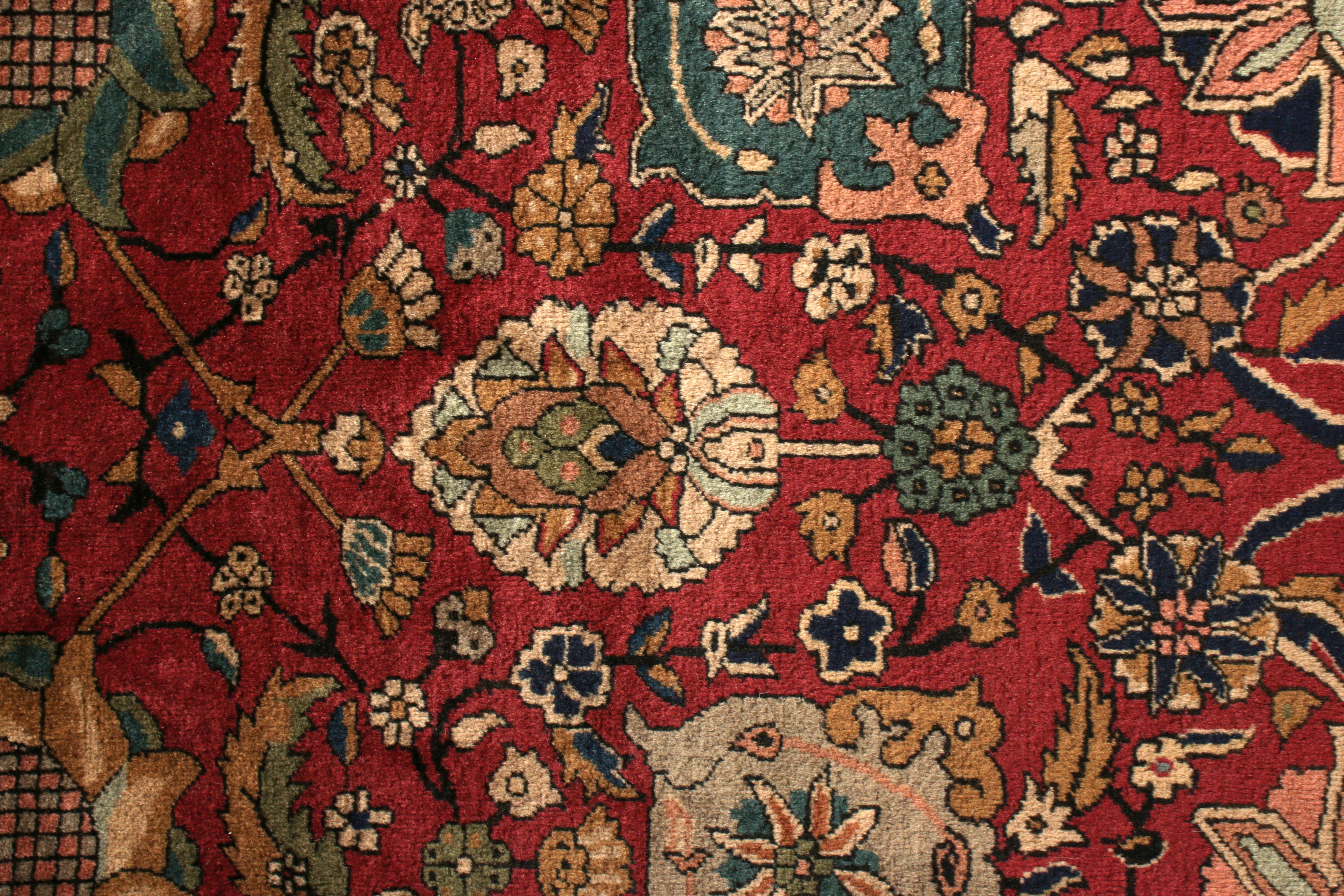 Handgeknüpfter antiker Teppich in Rot und Beige-Braun mit Blumenmuster von Teppich & Kelim (Frühes 20. Jahrhundert) im Angebot